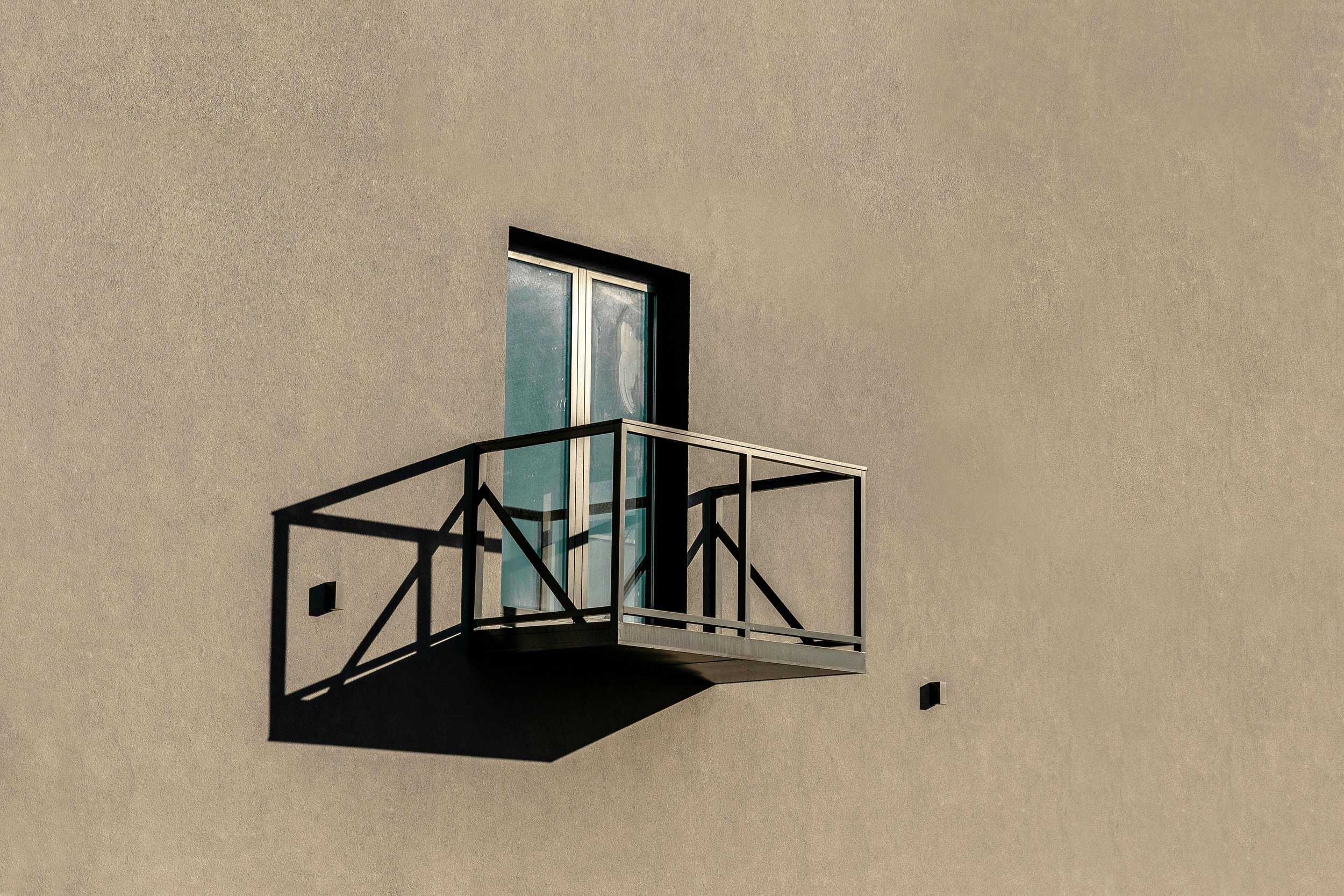 À Nantes, application d’un hydrofuge incolore sur façade propre, créant une barrière invisible contre l’eau et les mousses, tout en laissant respirer l’enduit.