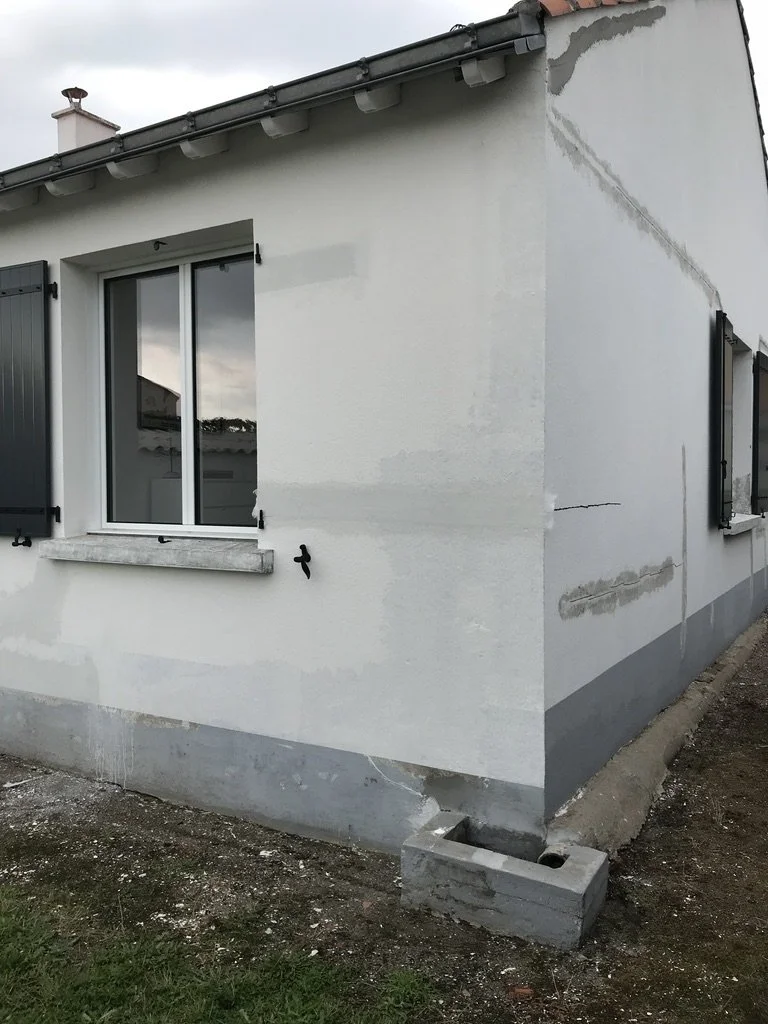 Traitement des fissures par entaillage puis pose de bandes souples, afin d’absorber les mouvements du support et limiter durablement les microfissurations.