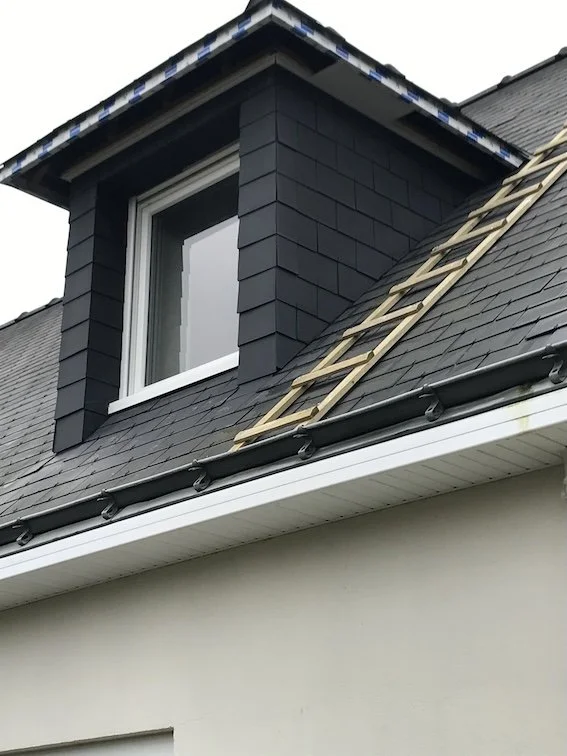 Avec Nord Habitat, protégez vos rives de toit grâce à notre habillage PVC robuste, conçu pour résister aux pluies nantaises et repousser les intrus.