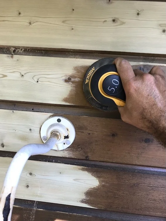 Bardage bois gris, sali et écaillé transformé en revêtement éclatant par démoussage pro et lasure premium à Nantes. Résultat durable garanti