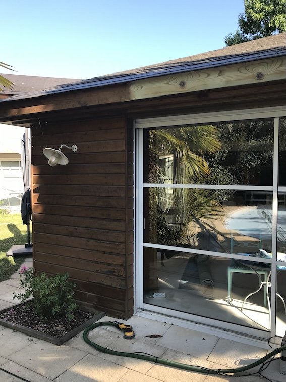 Nettoyage haute-pression doux, ponçage et traitement hydrofuge sur bardage extérieur à Orvault, Rezé. Bois sublimé, protégé 5 ans du climat atlantique