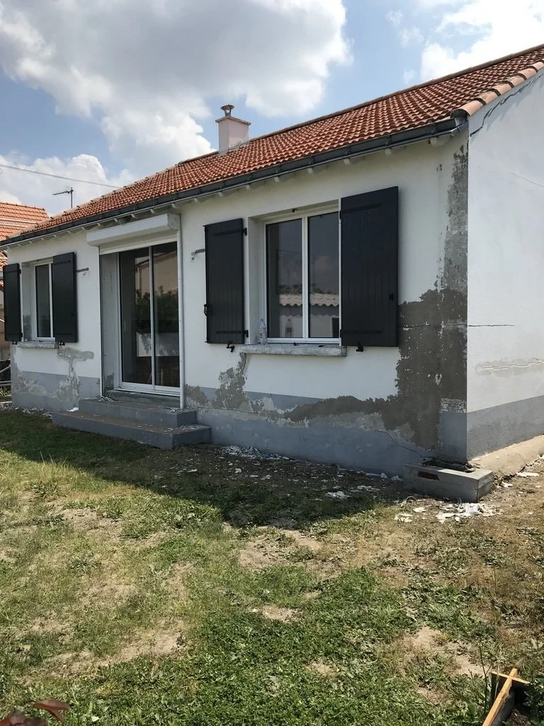 Décapage partiel de l’ancien revêtement pour éliminer les zones décollées, retrouver un support sain et garantir l’adhérence du nouveau système.