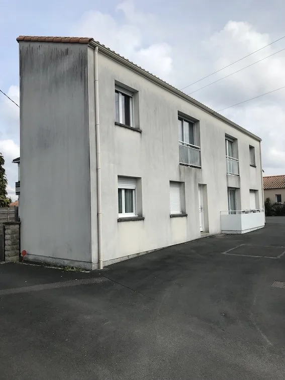 Nettoyage professionnel en cours avec méthode douce, combinant pression maîtrisée et traitement spécifique pour éliminer durablement les salissures sans abîmer le support.