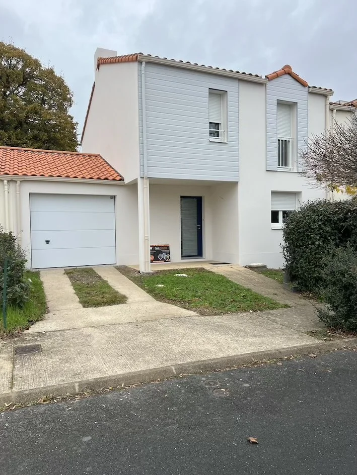 Ravalement complet façade Bouguenais : Nettoyage murs, rénovation bardage bois poncé, deux couches peinture D3 protectrice. Transformation totale !