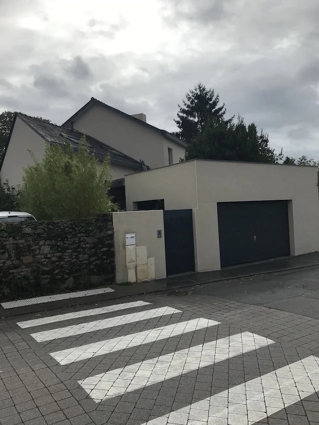 Nord Habitat élimine traces noires, mousses et pollution sur vos murs extérieurs et pignons nantais. Diagnostic gratuit, techniques douces, garantie 2 ans pour façades comme neuves.