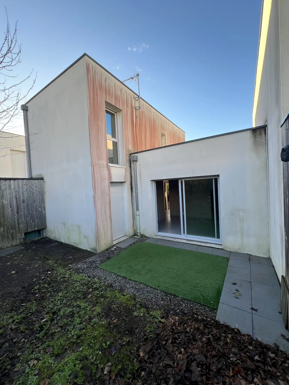 Élimination des traces de rouges sur les façades de maison nantaise