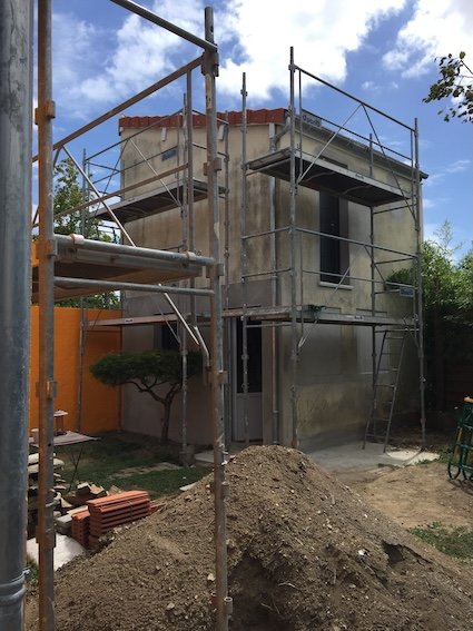 Installation d’un échafaudage sur la dépendance de la maison afin de préparer la rénovation complète de sa façade à Rezé.