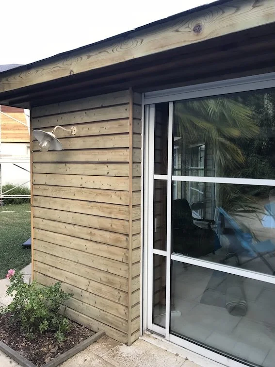 Ravivez votre bardage Douglas ou Mélèze terni : décapage écologique, lasure intense, protection anti-UV. Service expert Nantes et alentours, devis gratuit.
​