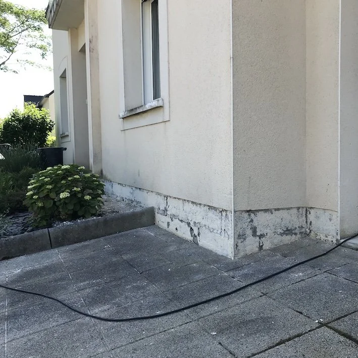 Maison contemporaine située à Nantes, où tous les enduits décollés en partie basse des murs ont été soigneusement piqués avant rénovation complète.