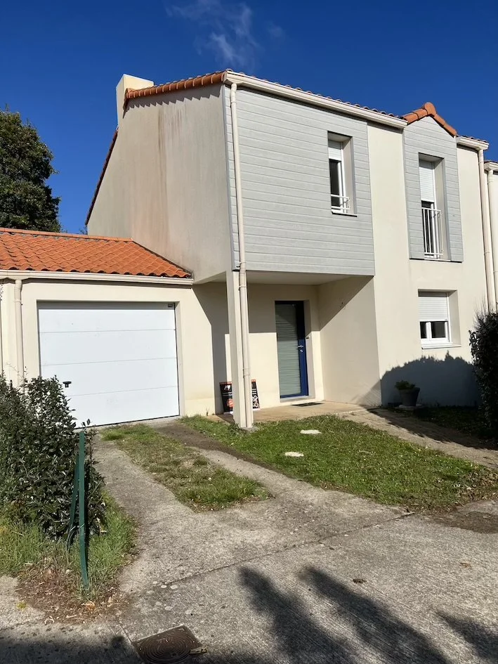 Nettoyage façade : Murs lavés haute pression, mousses et saletés éliminées avant traitement protecteur. 