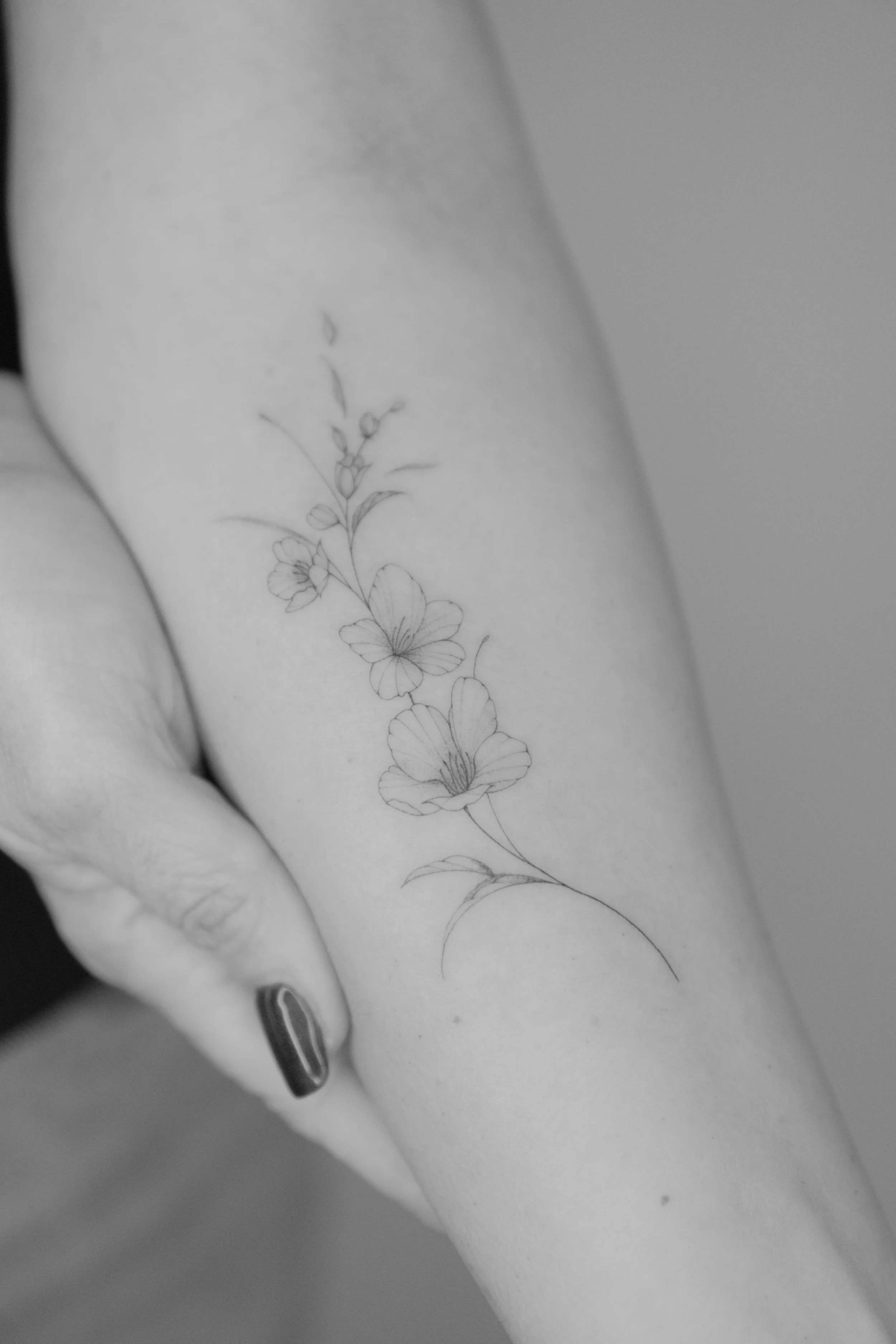Dibujo de flores en una piel, probablemente en un brazo.