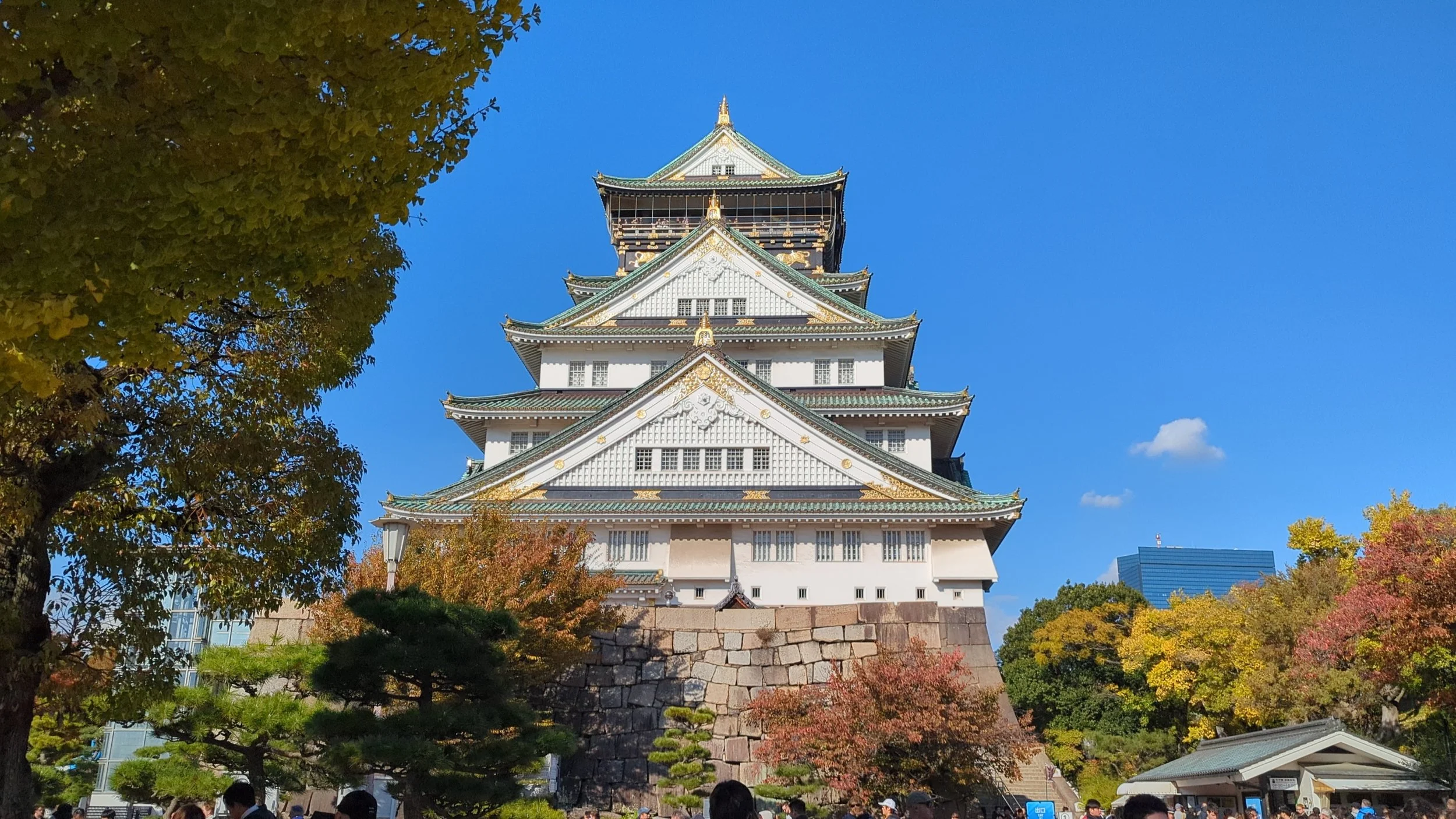 Picture of Osaka castle with autumn foliage
