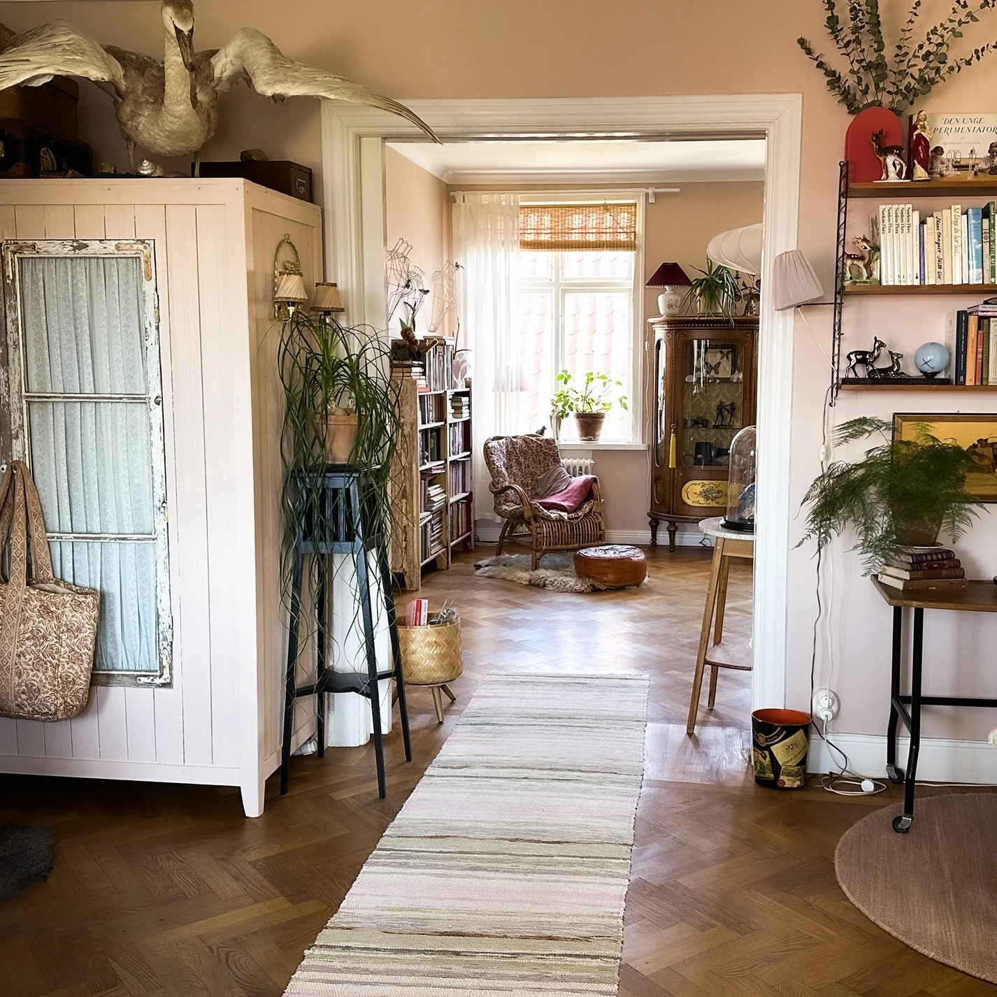 Gotland Film Location - cosy motley funky interior