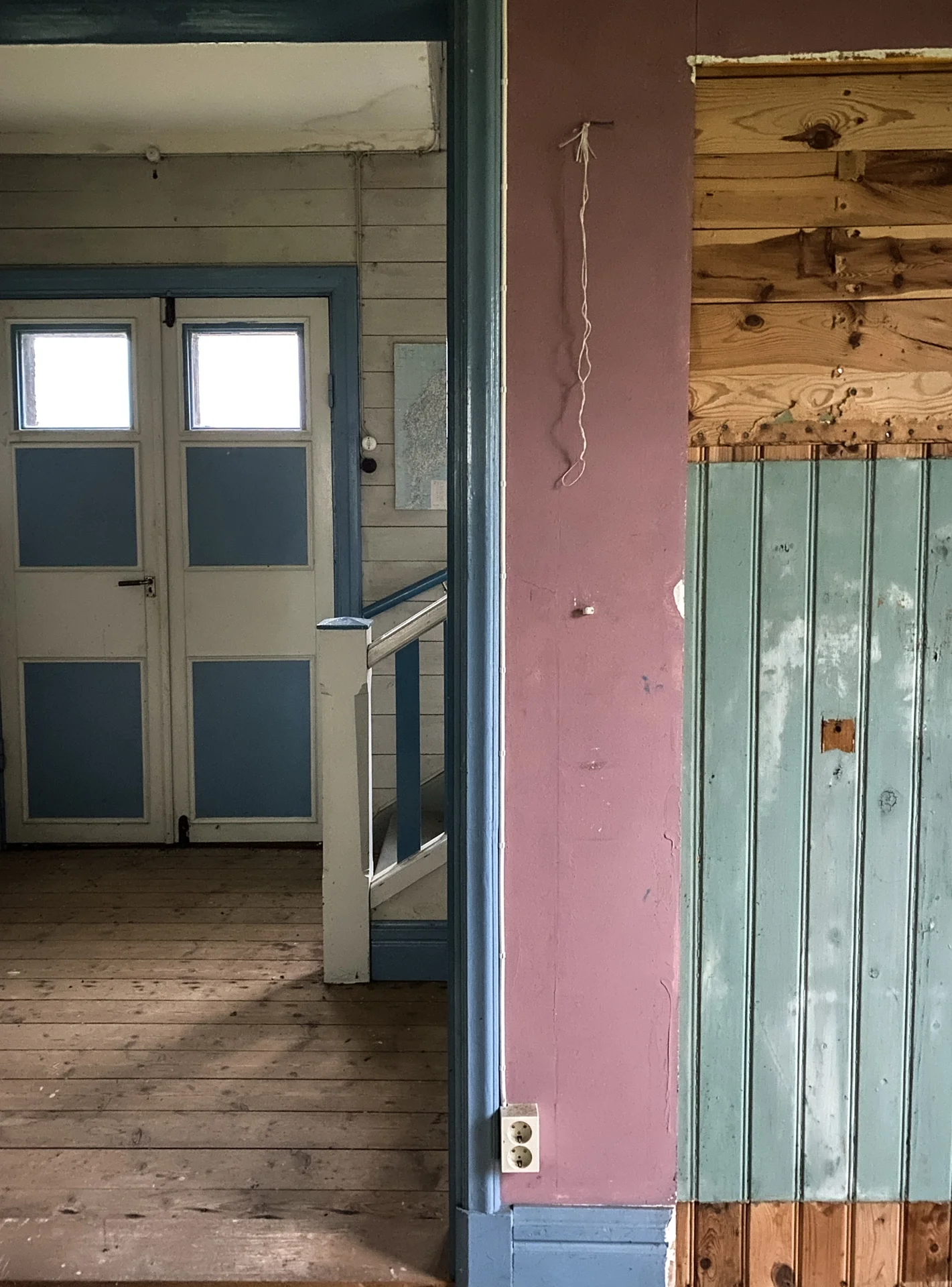 Film Location in Sweden - colorful walls in old house.