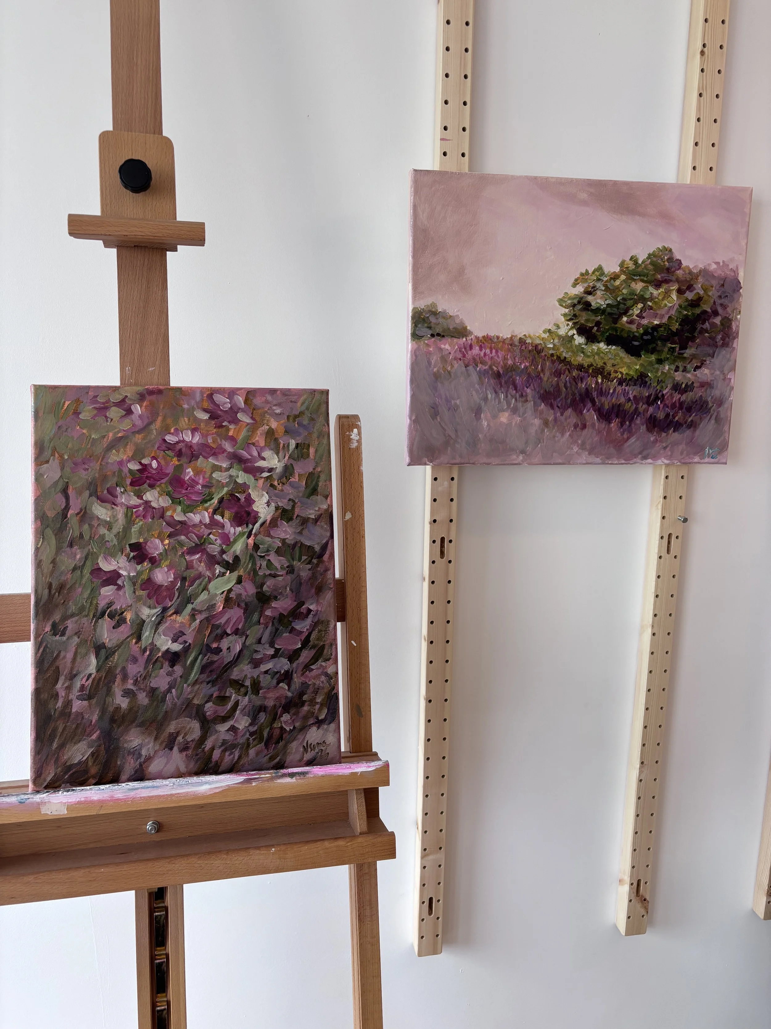 Betaalbare kunst Moderne kunst Interieur Wanddecoratie Unieke kunst Deventer kunstenaar Interieur tips Nieuwbouw Gezellige interieur VTWonen Bloemen moderne kunst roze schilderij floral painting modern