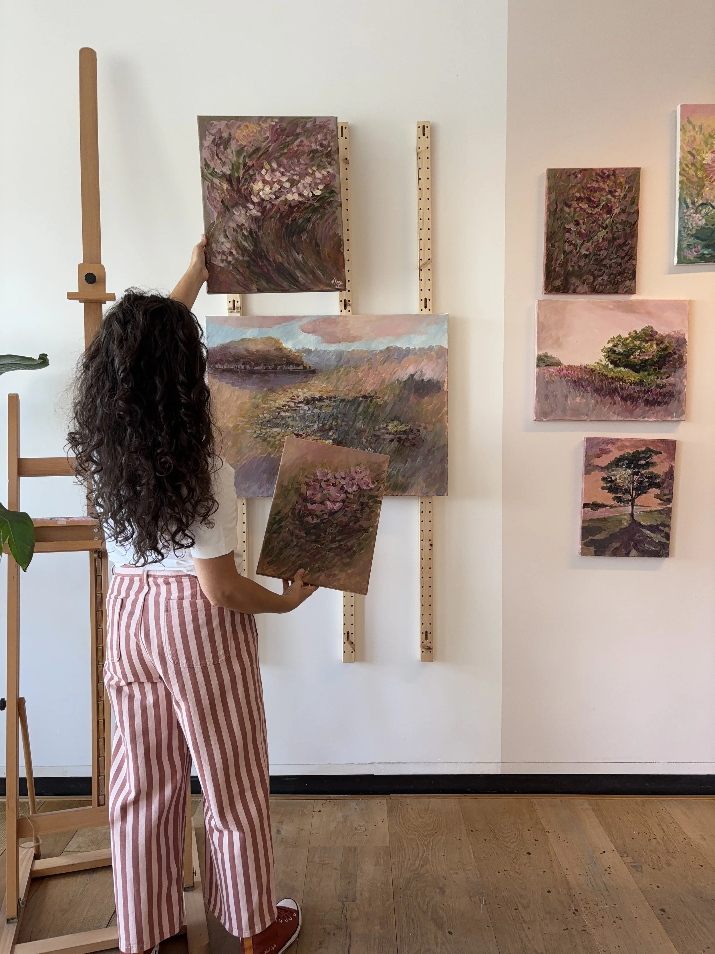 Natasha Sena Atelier kunstenaar Deventer Betaalbare kunst Moderne kunst Interieur Wanddecoratie Unieke kunst Deventer kunstenaar Interieur tips Nieuwbouw Gezellige interieur VTWonen Bloemen moderne kunst roze schilderij floral painting modern