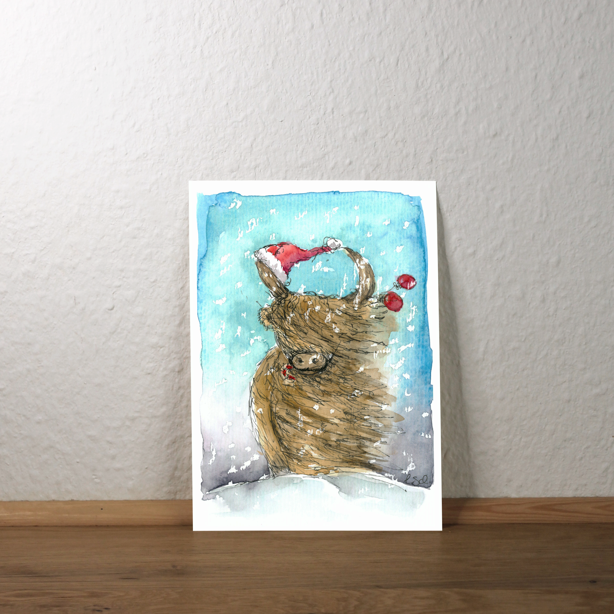 Postkarte mit Illustration einer Highland Cow mit Weihnachtsmütze