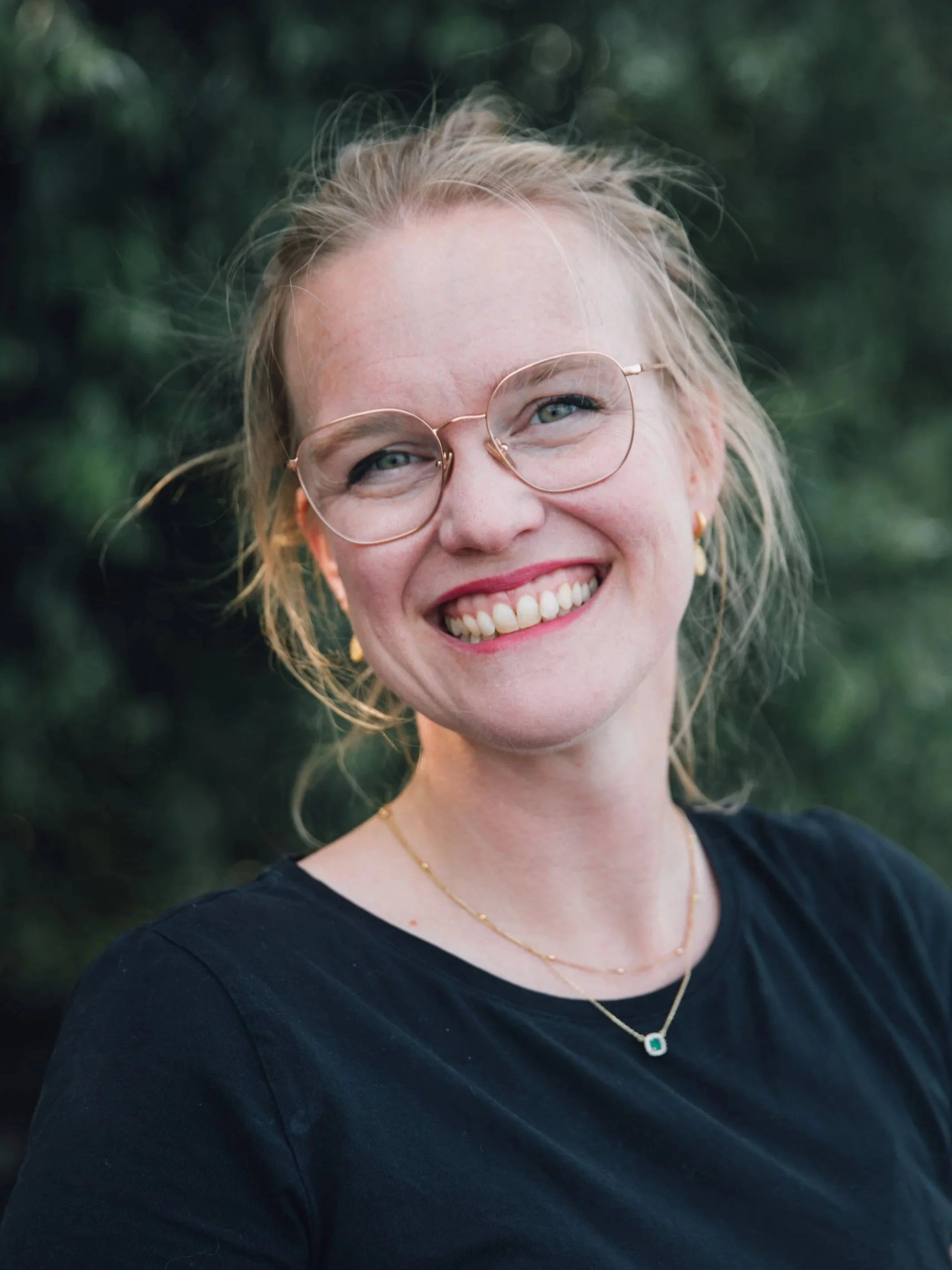 Portrait von Corinna in der Natur mit dunklem Shirt