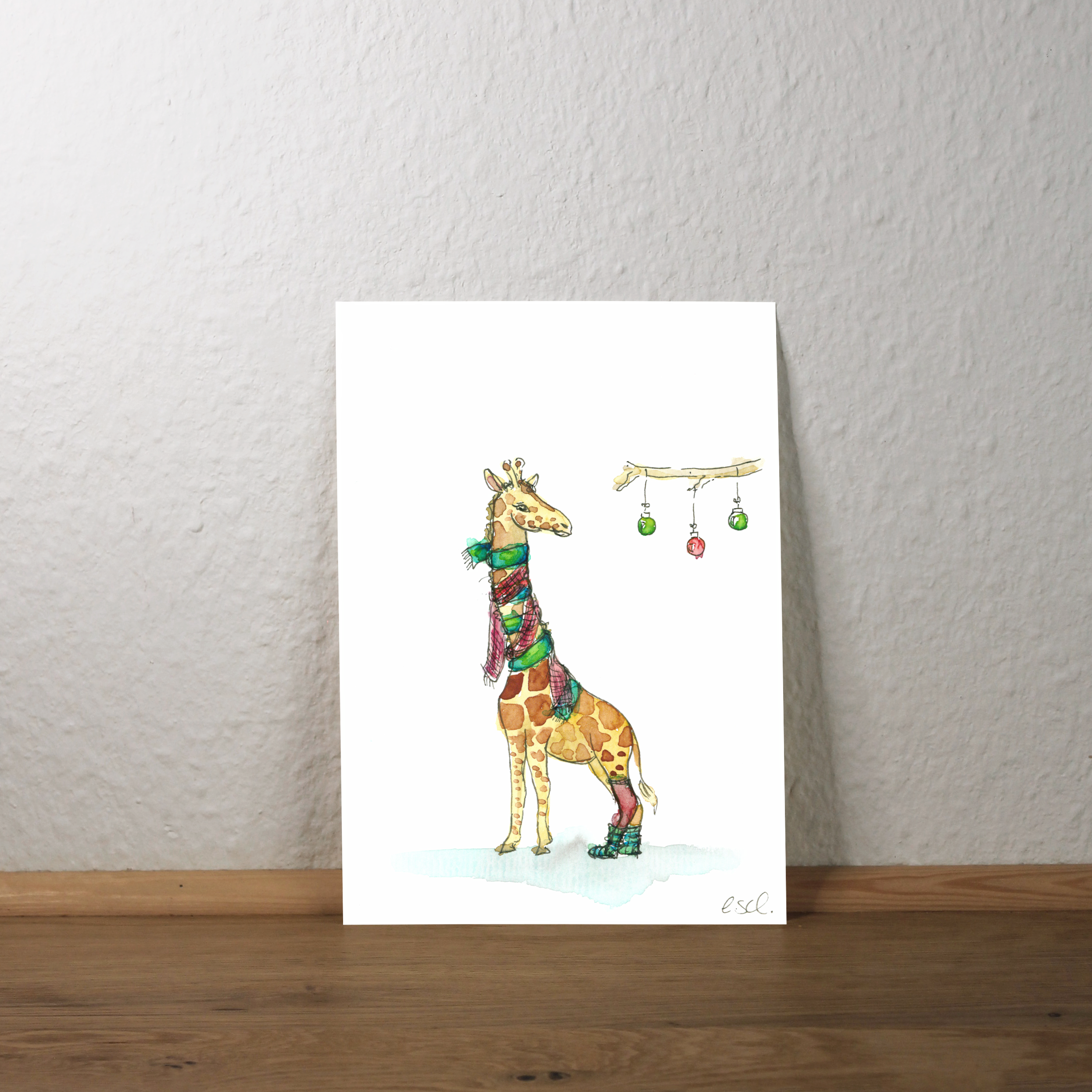 Postkarte mit Illustration einer Giraffe mit vielen Schals und Weihnachtskugeln