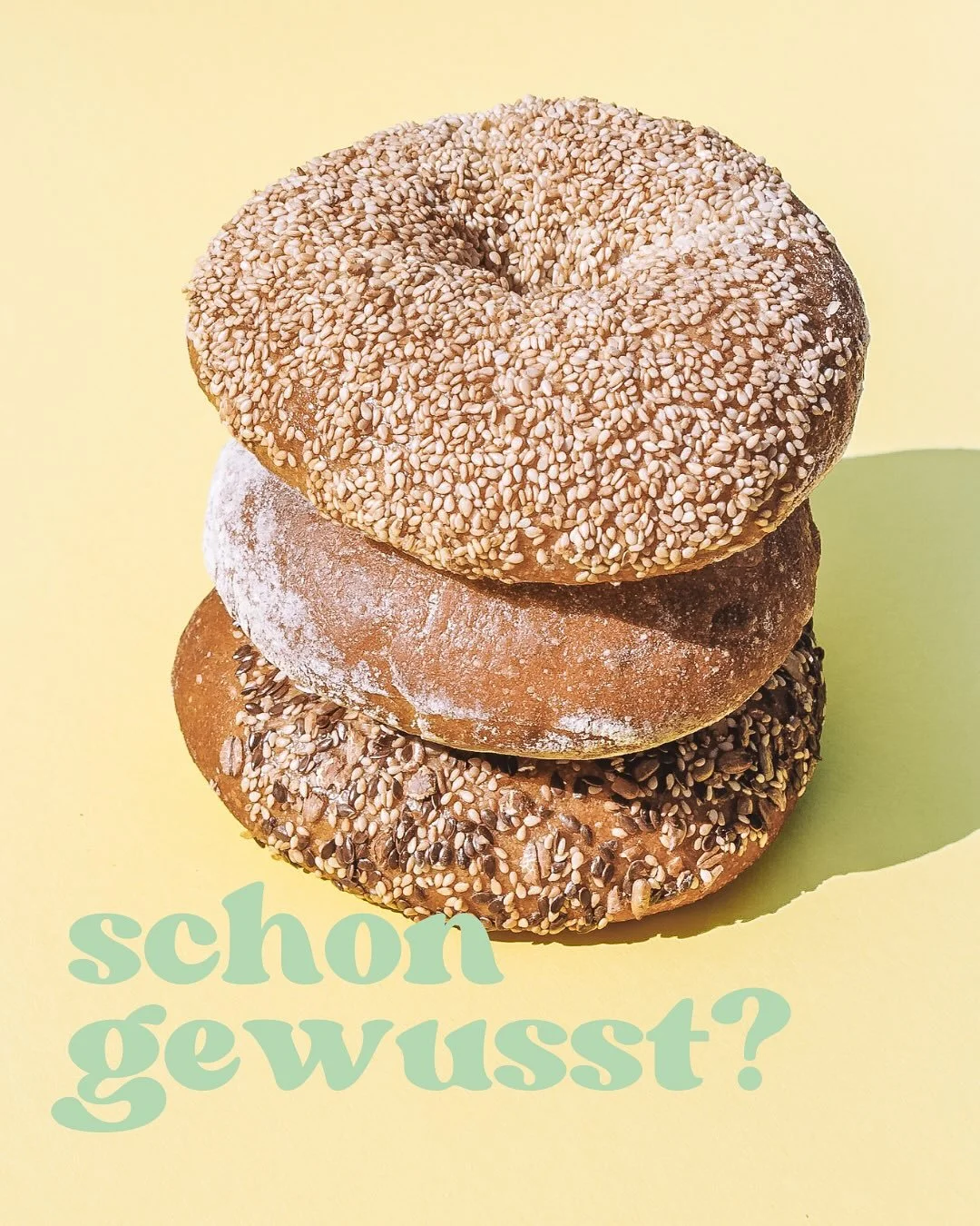 Wir haben uns viel Zeit genommen, den perfekten Teig für unsere Bagels zu kreieren.
„Sauerteig vom Brot-Sommelier“.
Unsere Bagels werden eigens für uns produziert. Es wird zu Beginn 3 Ausführungen geben. Plain, Sesam und K&