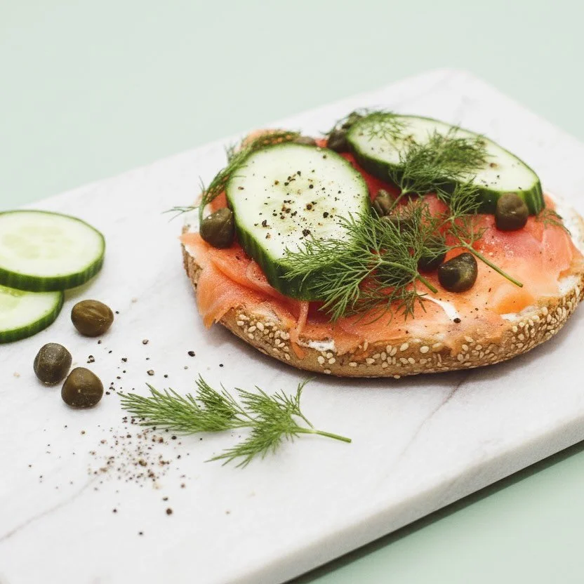 Wir haben für dich bereits ein paar leckere Kreationen ausprobiert. Lachs, Pastrami, Veggie und mehr. Sei gespannt. Und neben unseren dauerhaften Klassikern wird es jeden Monat einen „Bagel of the Month“ geben. Saisonal, verrück