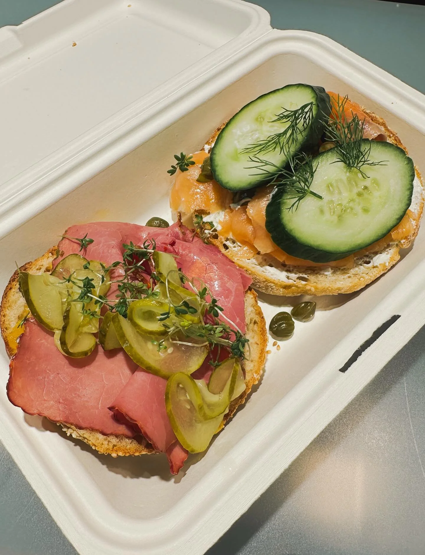 Die ersten Kunden sind happy 🎉 Wir sind mitten in unsere Soft-Opening-Week und freuen uns auf deinen Besuch. Auf welchen Bagel hast du Lust?