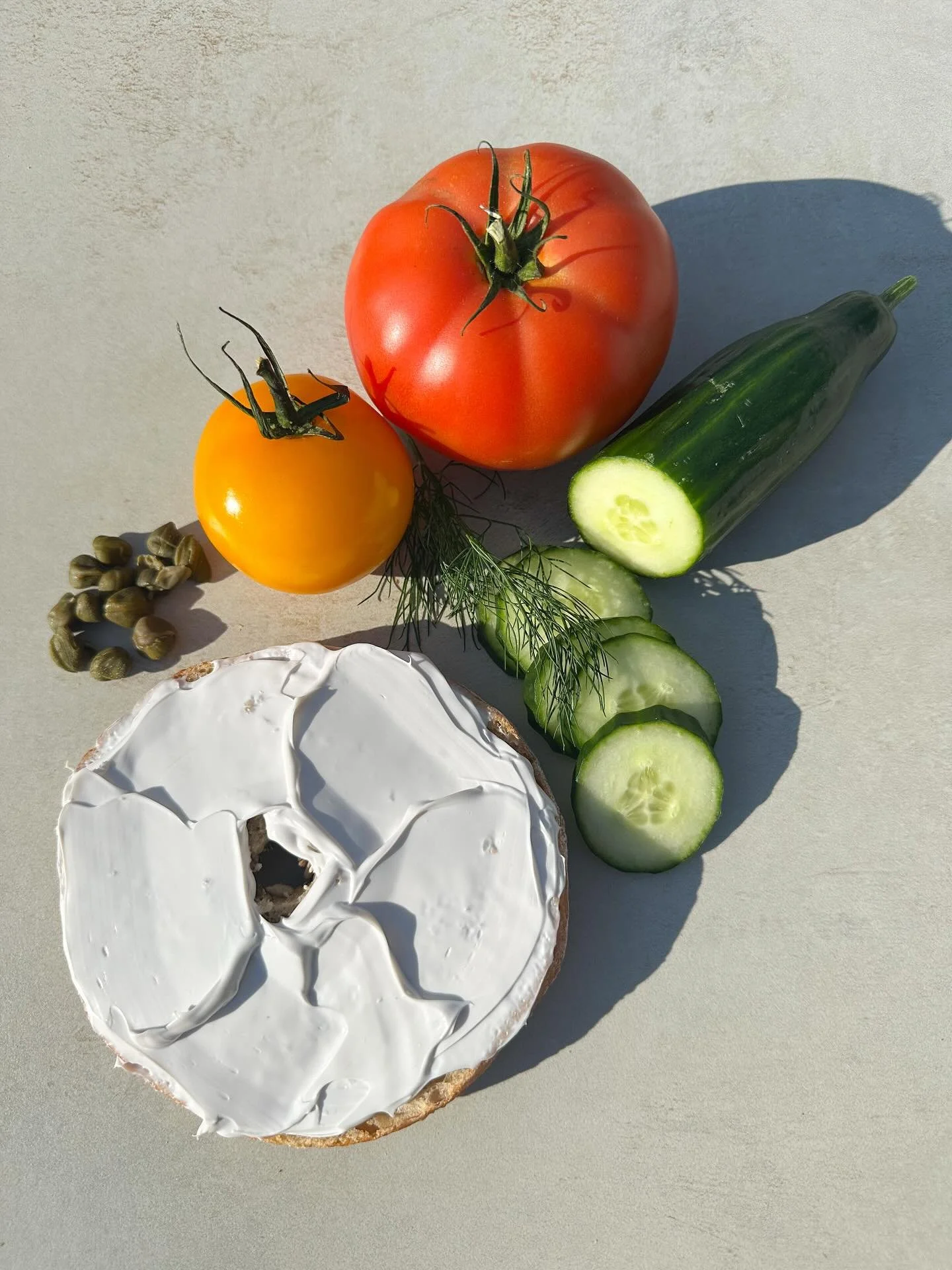 Wir belegen alle Bagels frisch, bei jeder Bestellung. Egal ob Lachs, Pastrami, vegetarische Varianten mit Frischk&auml;se oder &bdquo;grilled cheese&ldquo;&hellip; Und viele unserer belegten Bagels sind vegan m&ouml;glich. Komm vorbei und probiere es