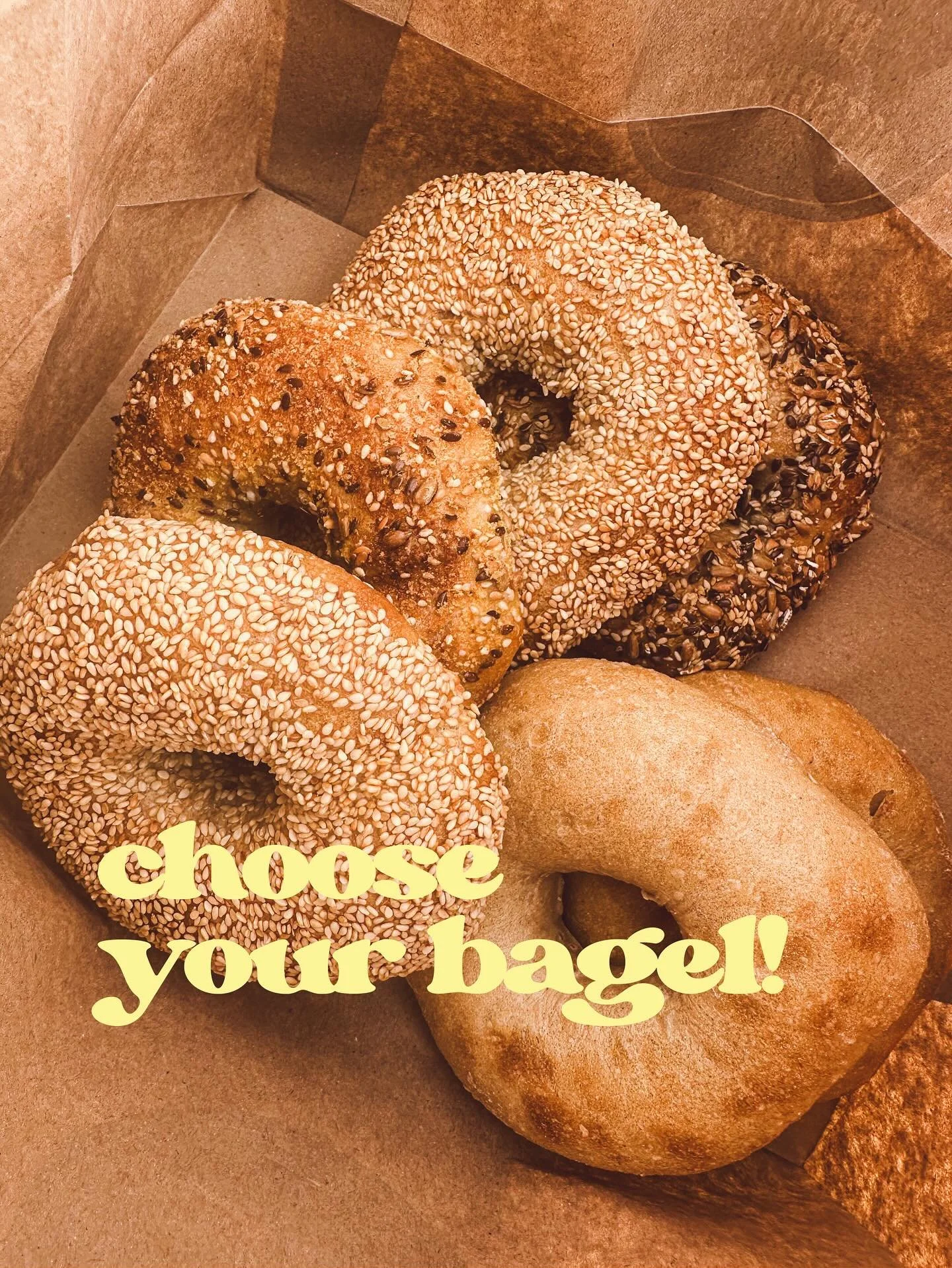 Unsere Bagels werden alle handgefertigt, bei uns aufgebacken und frisch f&uuml;r dich belegt. Such dir deinen Bagel und dein Wunsch-Topping aus.
T&auml;glich frisch @social.bagel.club