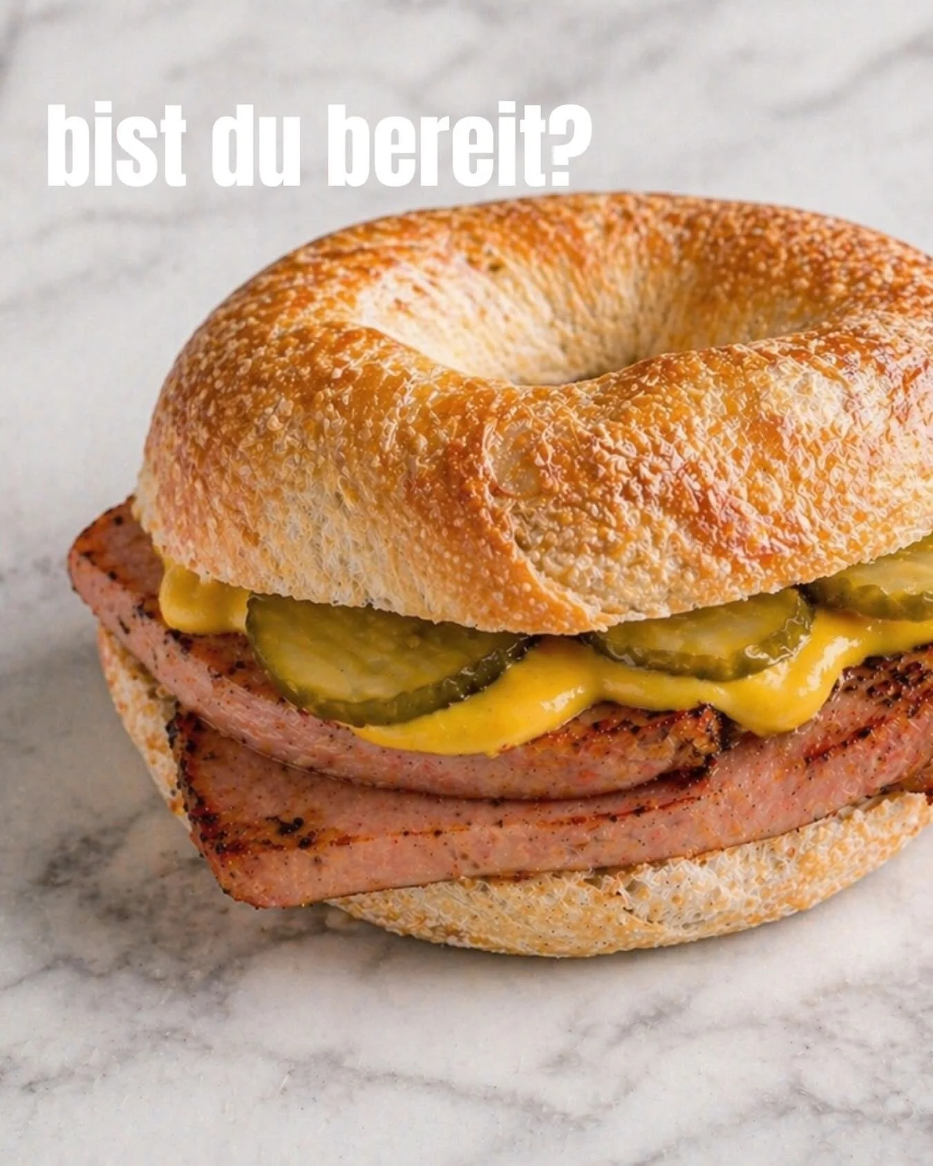 Ab Mai gibt es bei den &bdquo;Leberkas&ldquo;-Bagel!
Also wir lieben ihn jetzt schon. Wirst du es auch?
Finde es heraus :) 🎉