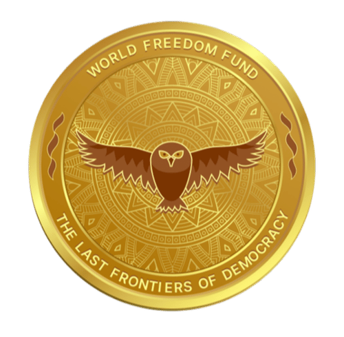En guldbelagt medalje med teksten "World Freedom Fund" og "The Last Frontiers of Democracy" rundt kantene, med en brun ugle med utstrakte vinger i midten.