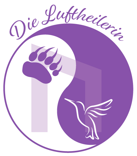 Ein Logo mit einem lilafarbenen Kreis, darin ein Kolibri und eine Bärentatze, darüber steht in geschwungener Schrift 'Die Luftheilerin'. Im Hintergrund der Keltische Zeichen Uruz