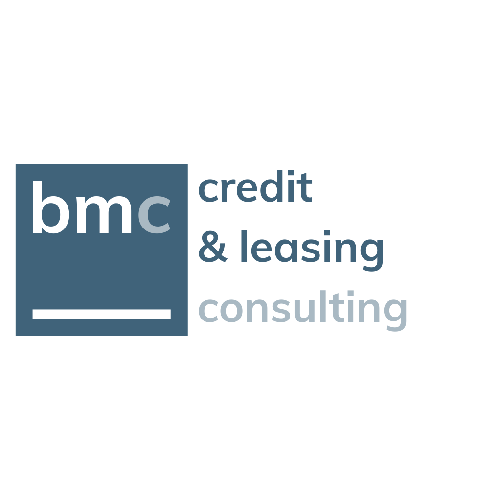 Logo von bmc credit & leasing consulting mit schwarzem Hintergrund und blauen und weißen Text.