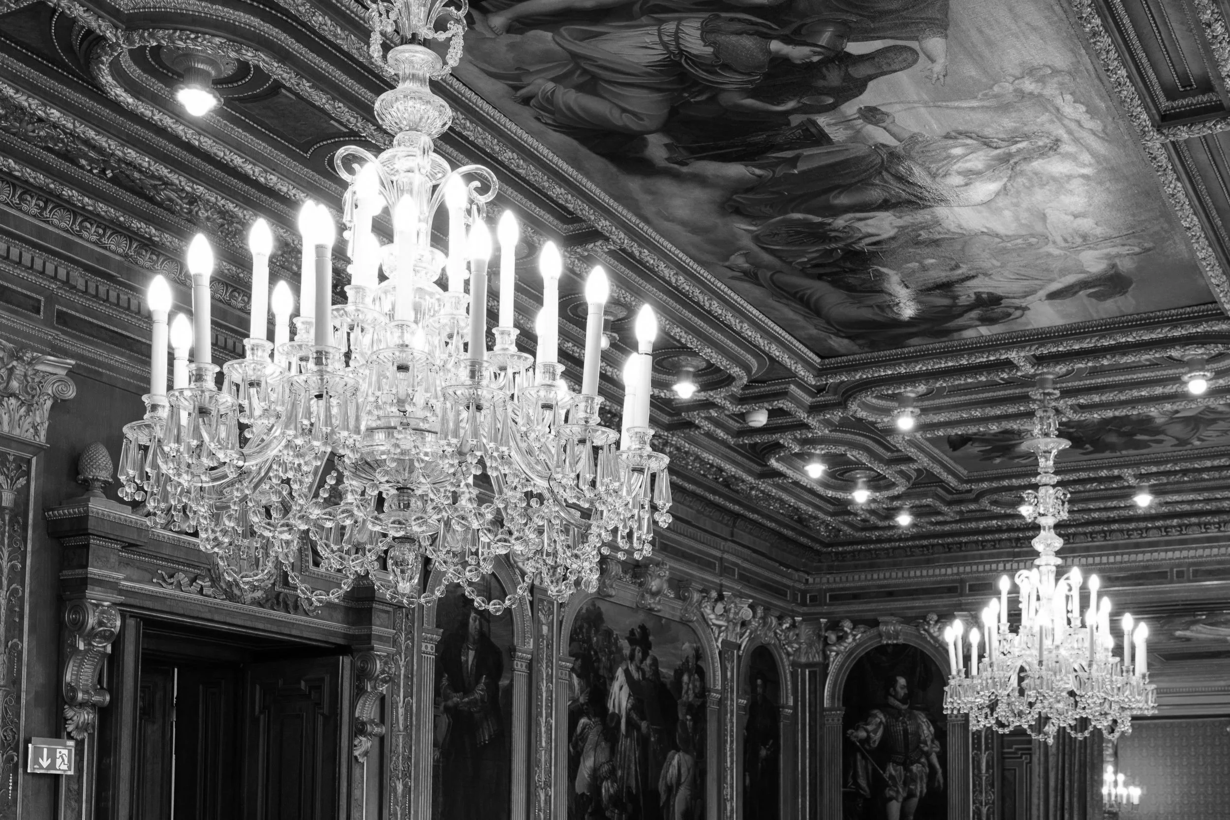 Luxuriöser Festsaal mit prachtvollen Kronleuchtern - ideal für stilvolle Events und Hochzeiten