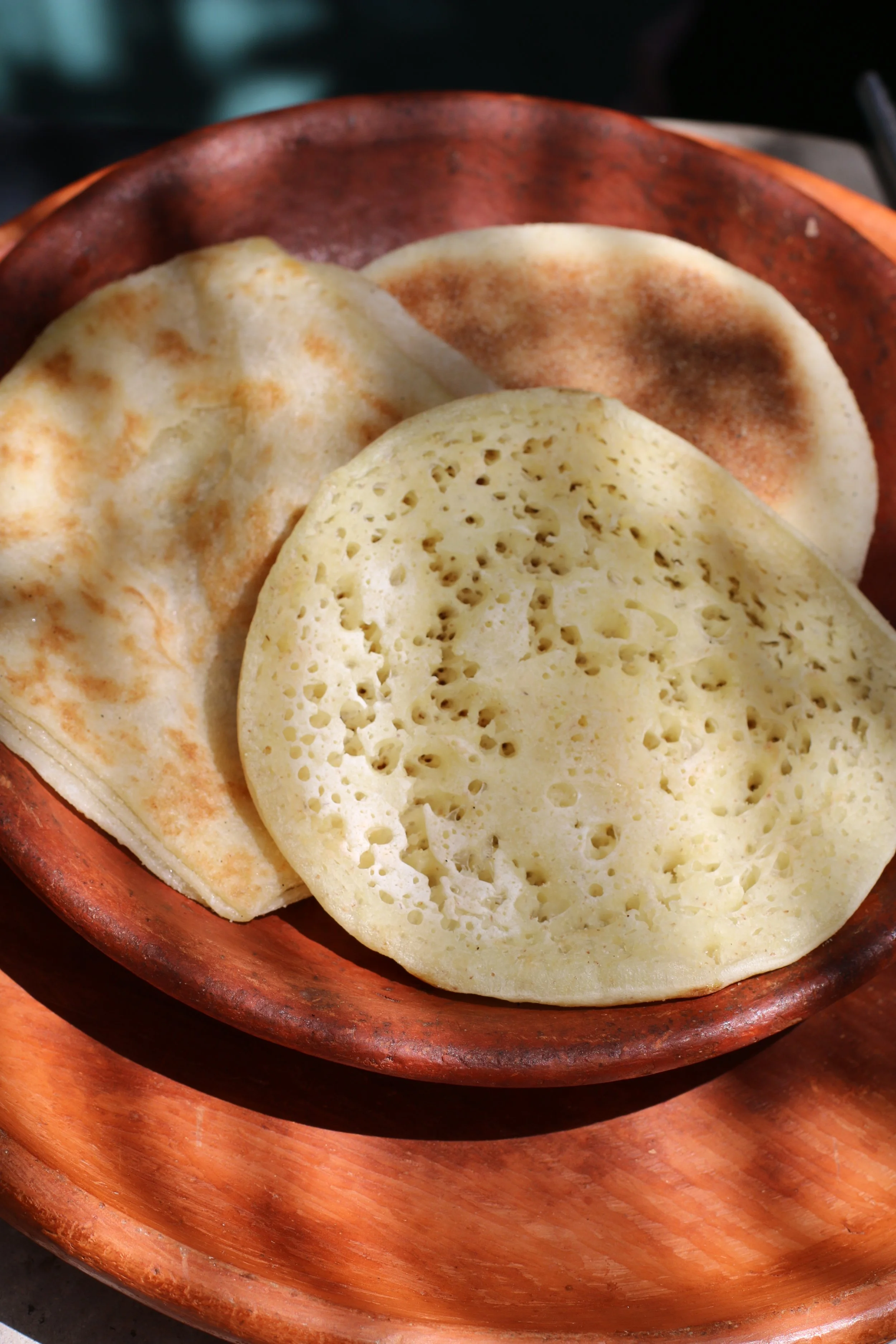 Pains plats et légers dans un bol en terre cuite