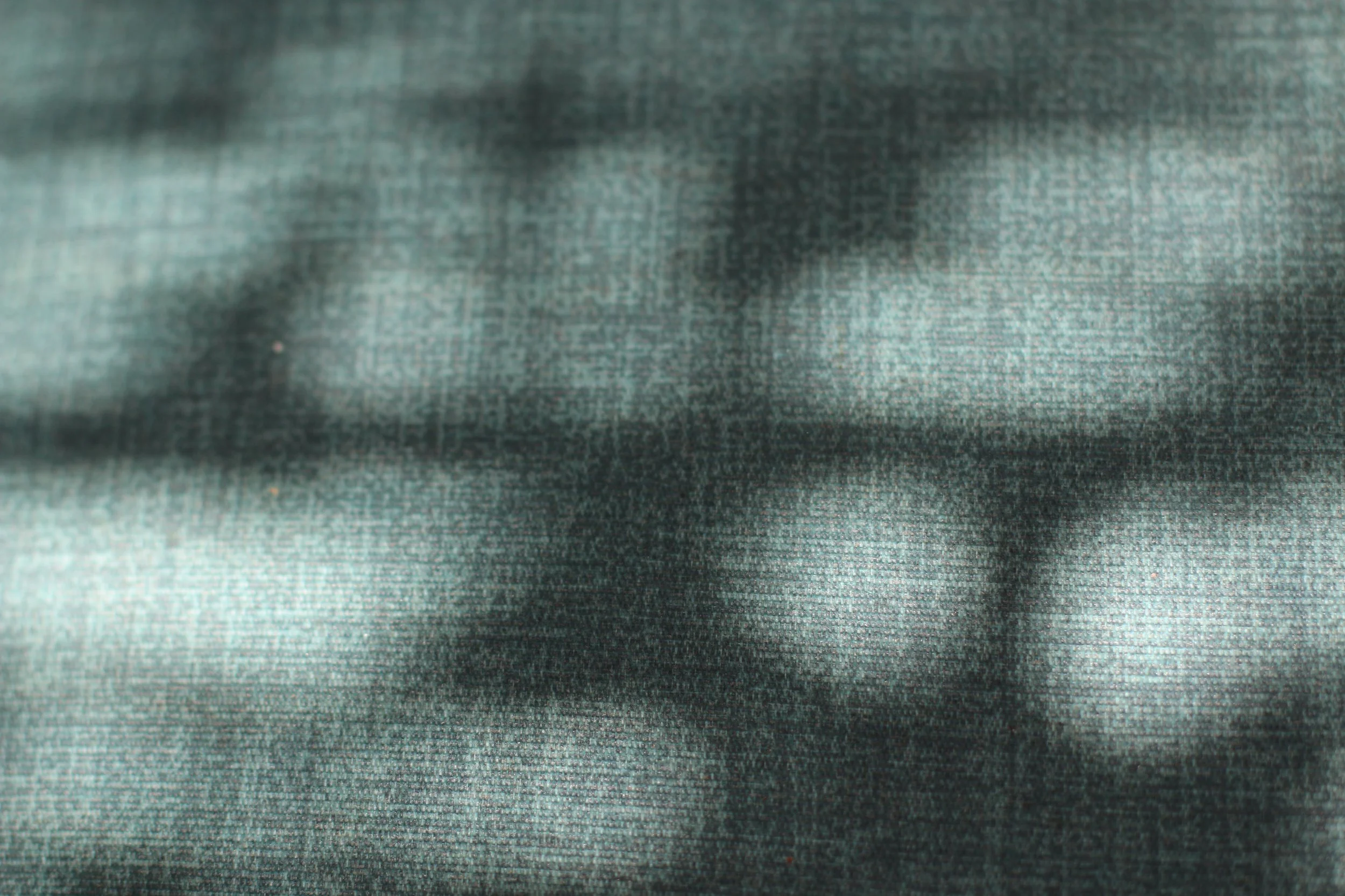 Tissu en satin vert avec des plis et des ombres.