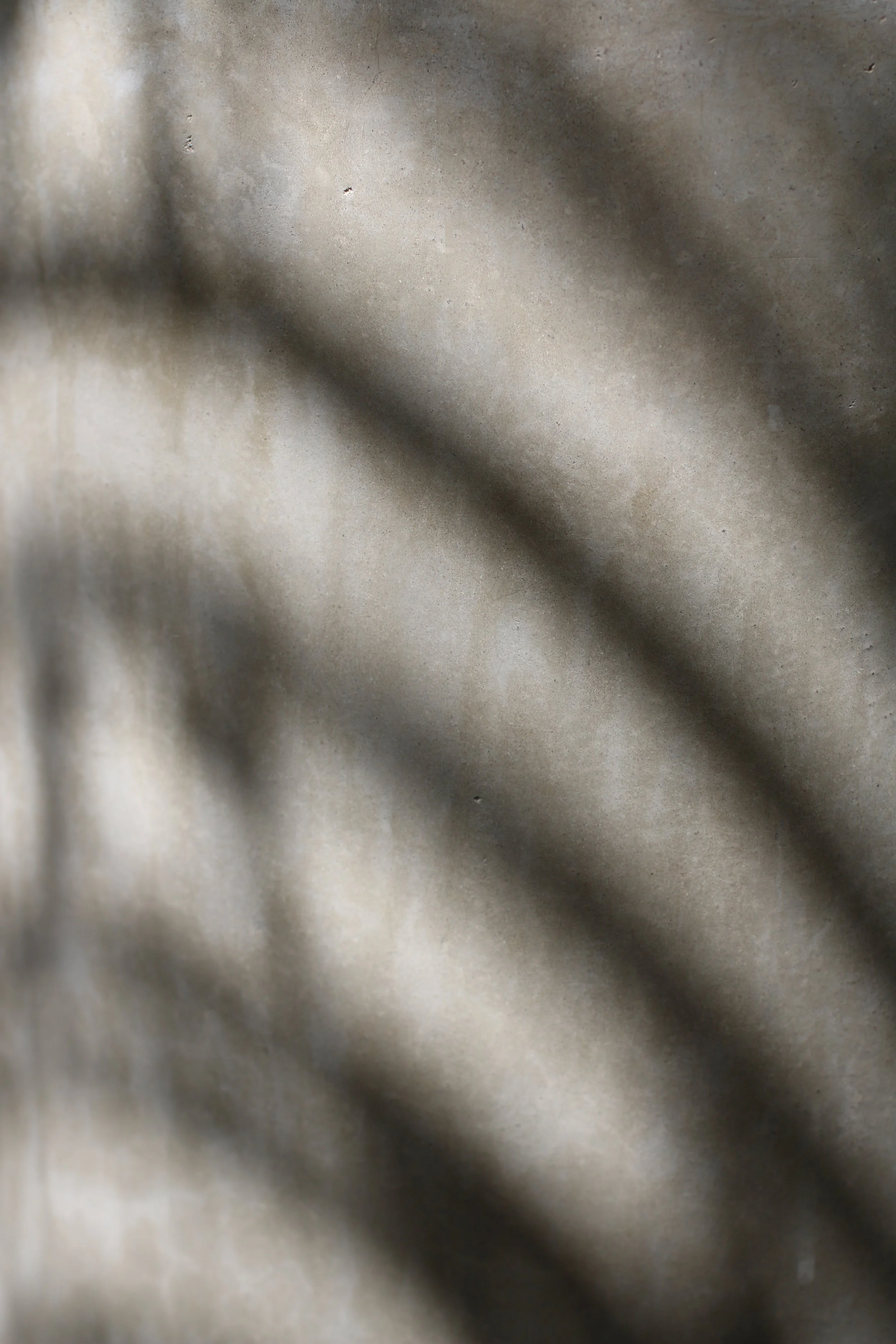 Photo floue d'une surface en tissu avec des ombres. Pas de détails clairs ou reconnaissables.