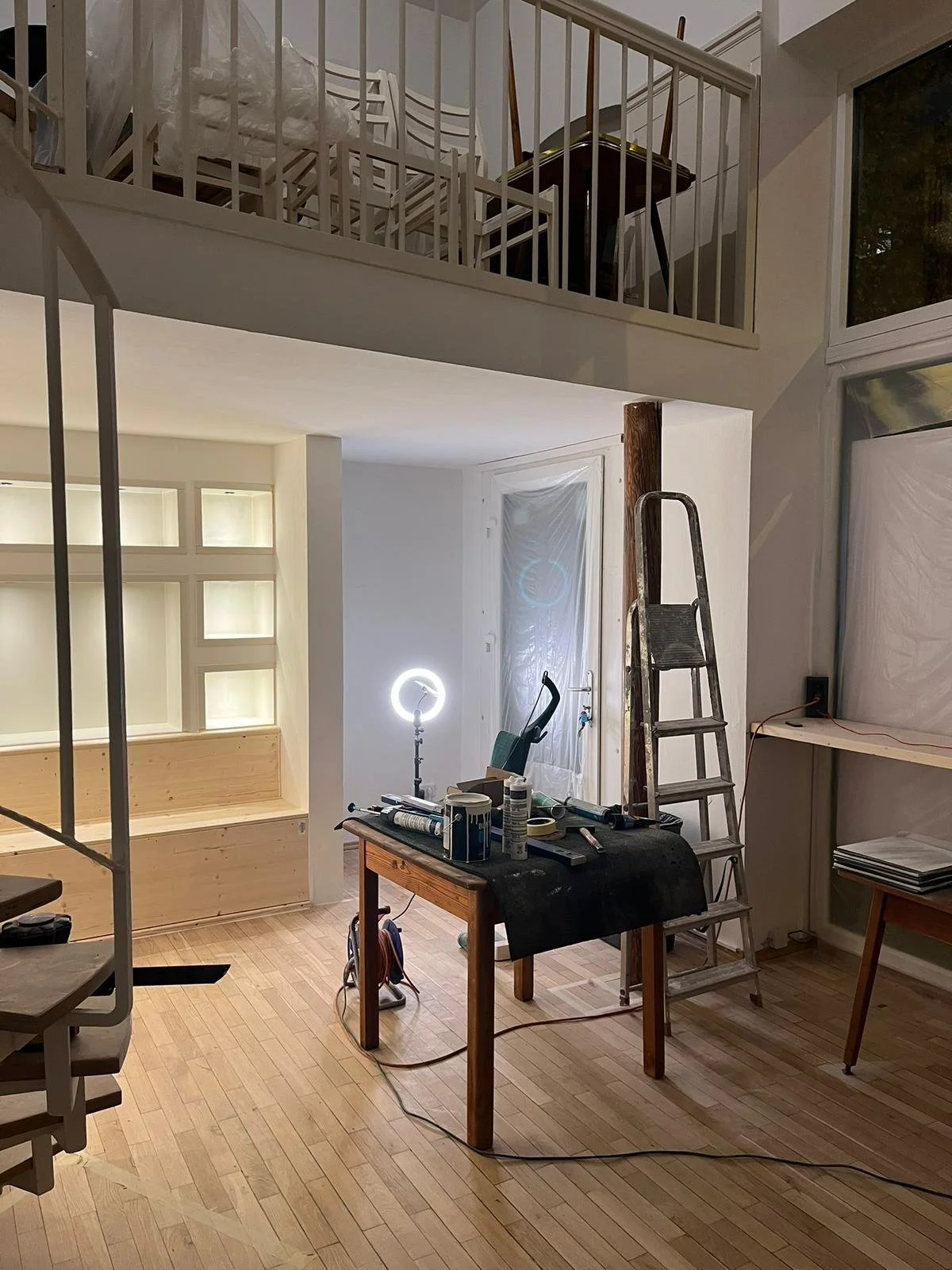 Innenraum eines Hauses in Renovierung mit Werkzeugen und Licht.