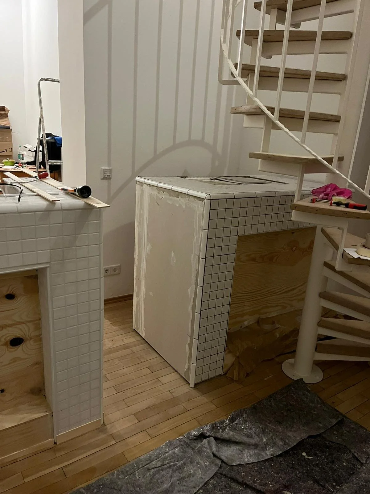 Innenraum eines Hauses unter Renovierung mit Treppen, Waschmaschine, Werkzeuge und Baumaterialien