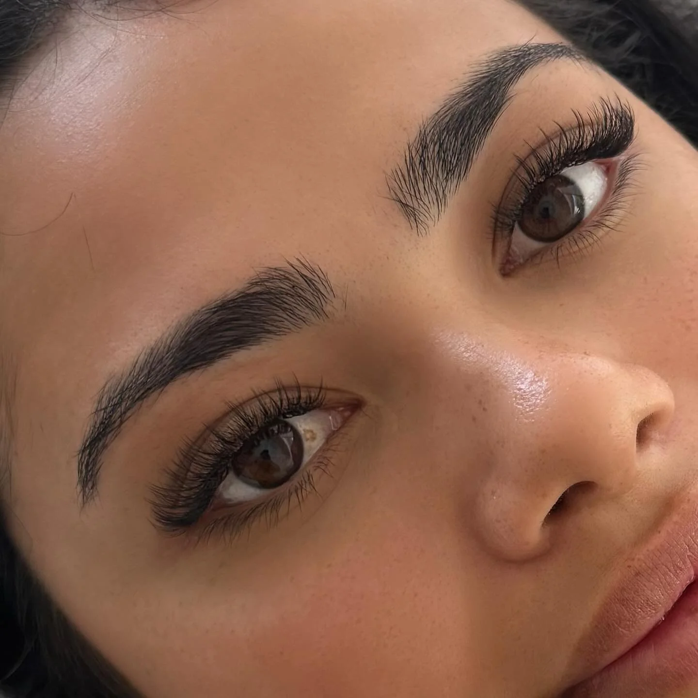 same client, same set, same length but can you spot the difference? 
COVERAGE &amp; SHAPE. 

&bull; first photo:
- 90% coverage, thicker spikes (client has a lot of natural lashes) 
- kitten shape (longest lashes placed under brow arch) 

&bull; seco