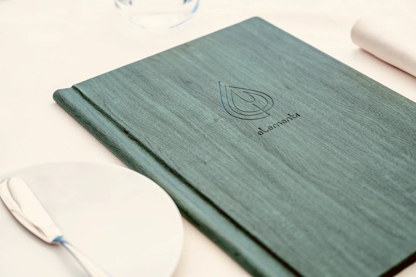 From logo to printed materials, an essential identity that, through natural textures and soft tones, tells the story of a simple restaurant immersed in nature