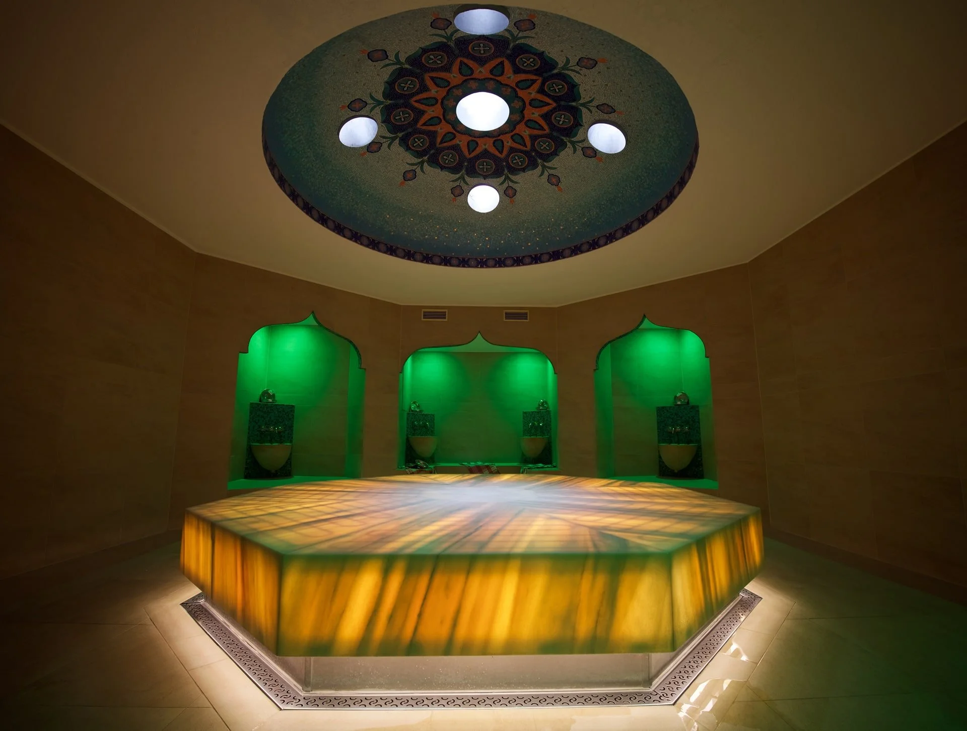 Heißer Stein im Hamam gedimmte Beleuchtung in gelb und grün