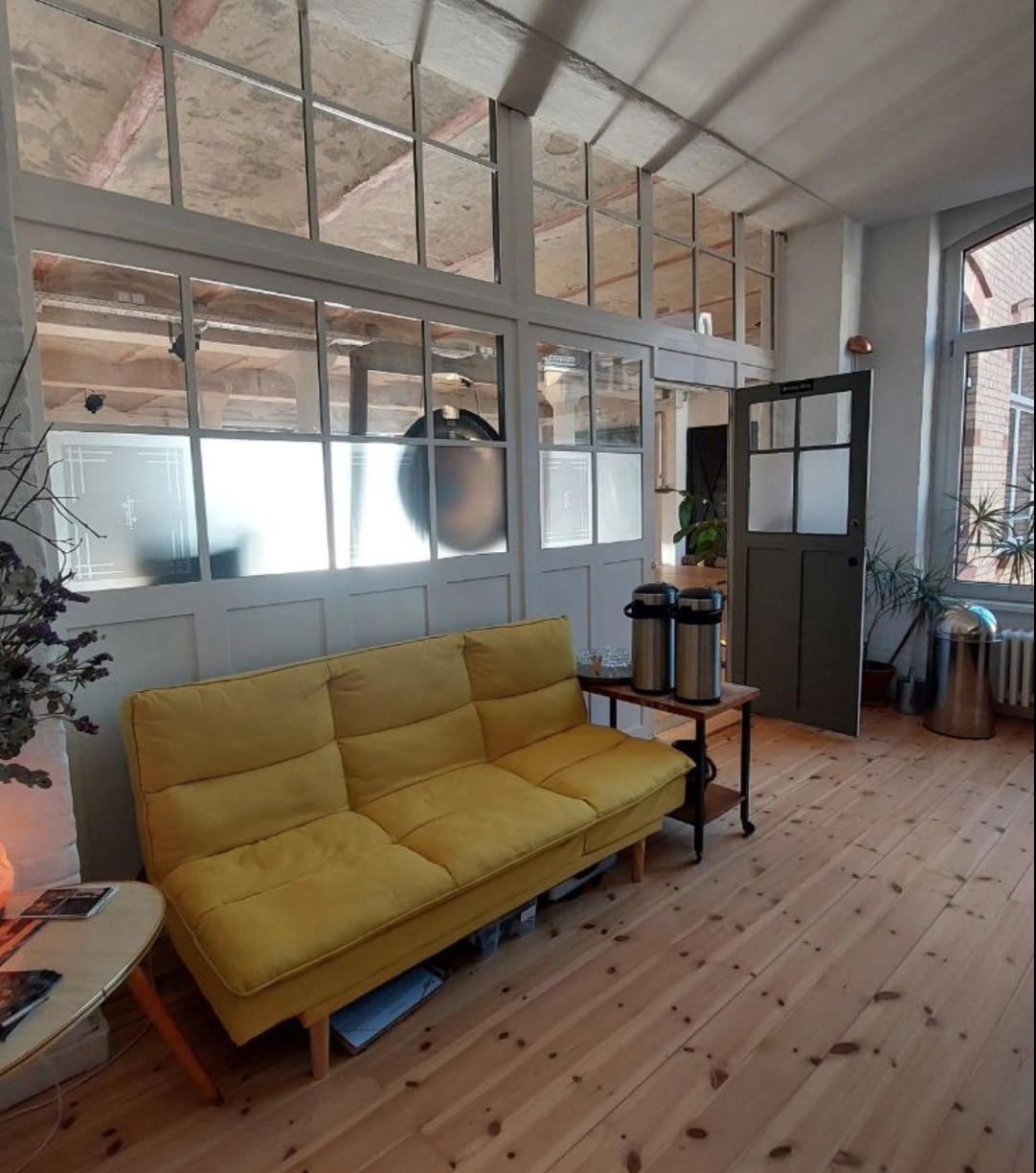 Gelbes Sofa im Wartebereich bei Yellow yoga