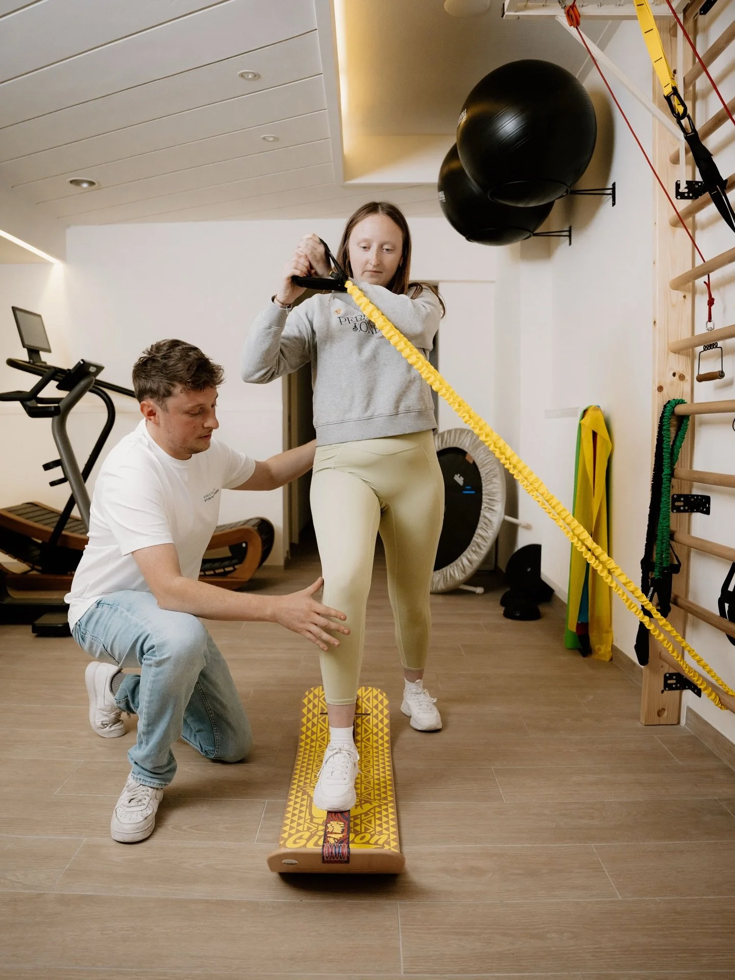 💡 Bij Kinesitherapie Stijn Planckaert kijken we verder dan de pijn.

Een klacht staat nooit op zichzelf.
Daarom betrekken we het hele lichaam in:
✔️ onderzoek
✔️ behandeling
✔️ oefentherapie

Door niet alleen de symptomen, maar ook de onderliggende 