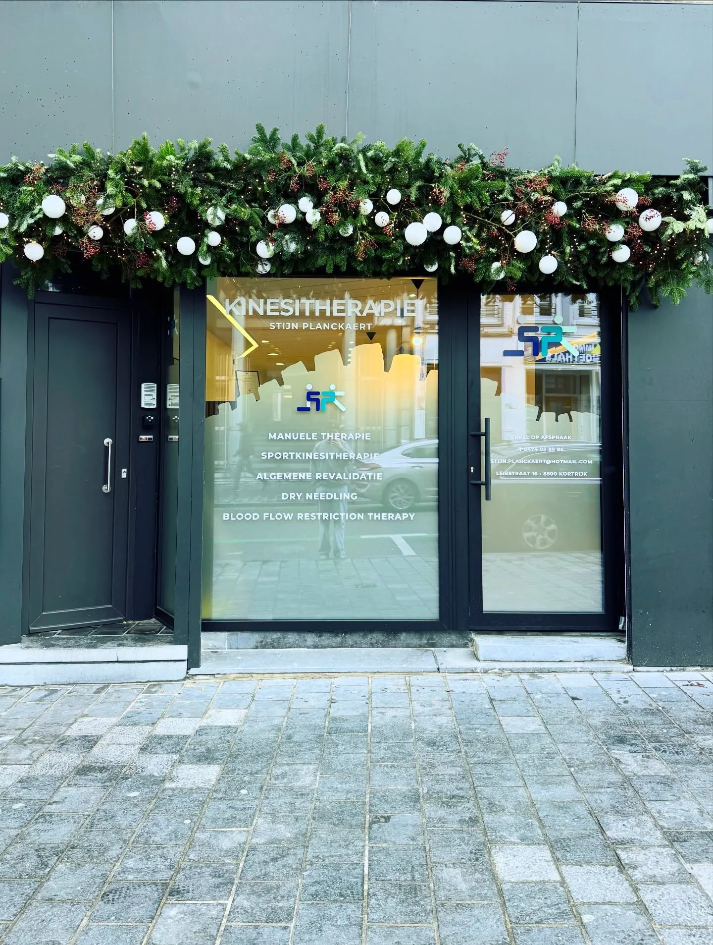Ook bij kinesitherapie Stijn Planckaert heerst al een beetje kerstsfeer! ❄️

Dank aan @vincentdocquirfloralevormg voor het vakmanschap!

#kinesitherapie #kortrijk #kinekortrijk