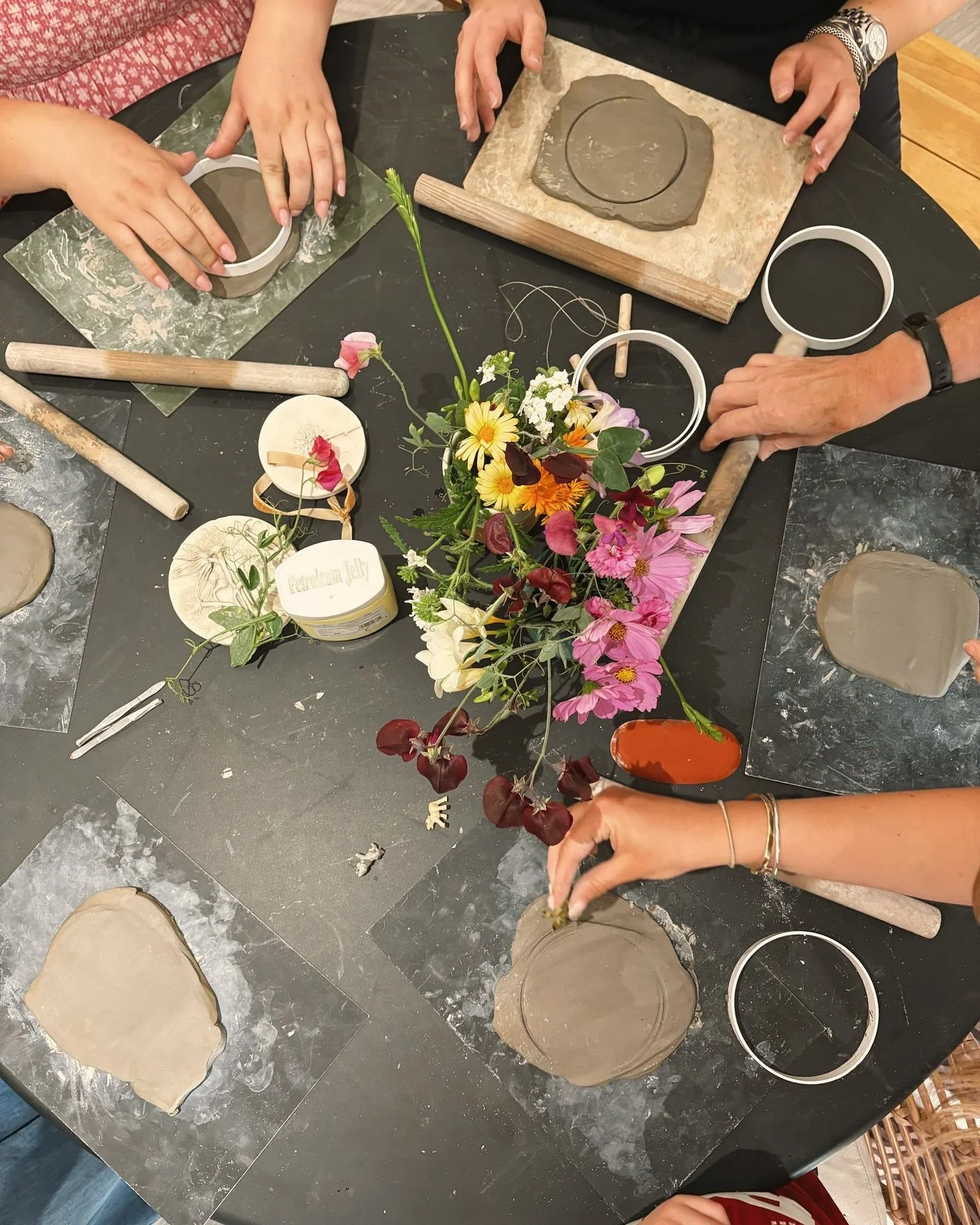 A few weeks back I ran a intimate floral casting workshop for a group celebrating a soon to be mum. 

Flowers picked from her garden, the most special keepsake to remember a day full of love.. even the little ones got involved.