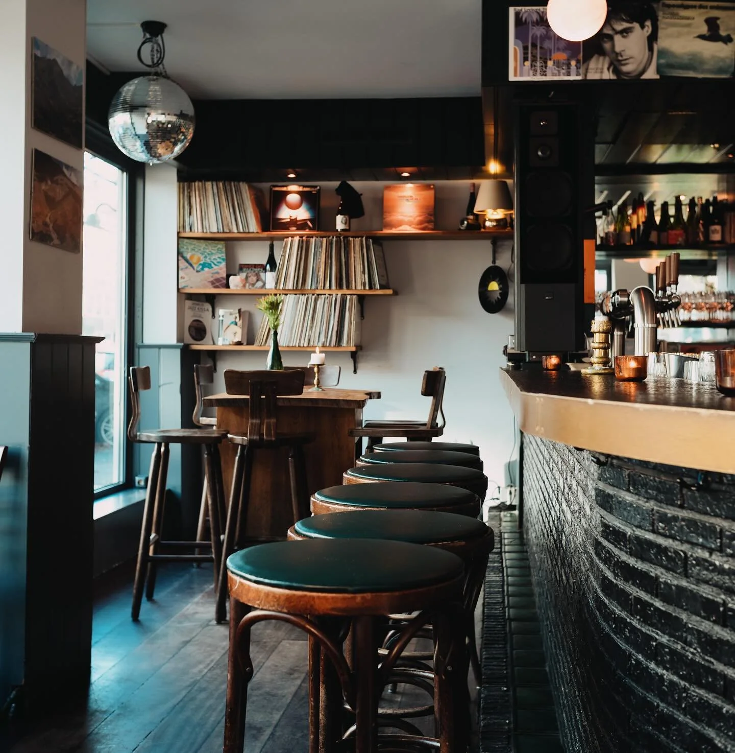 This is our cozy friendship corner right next to the turntable. If you&rsquo;re looking into special occasions, group reservations or birthday gatherings, send us a dm or email. We&rsquo;re happy to have you and make it fun! 🌞  #denada #friendship #