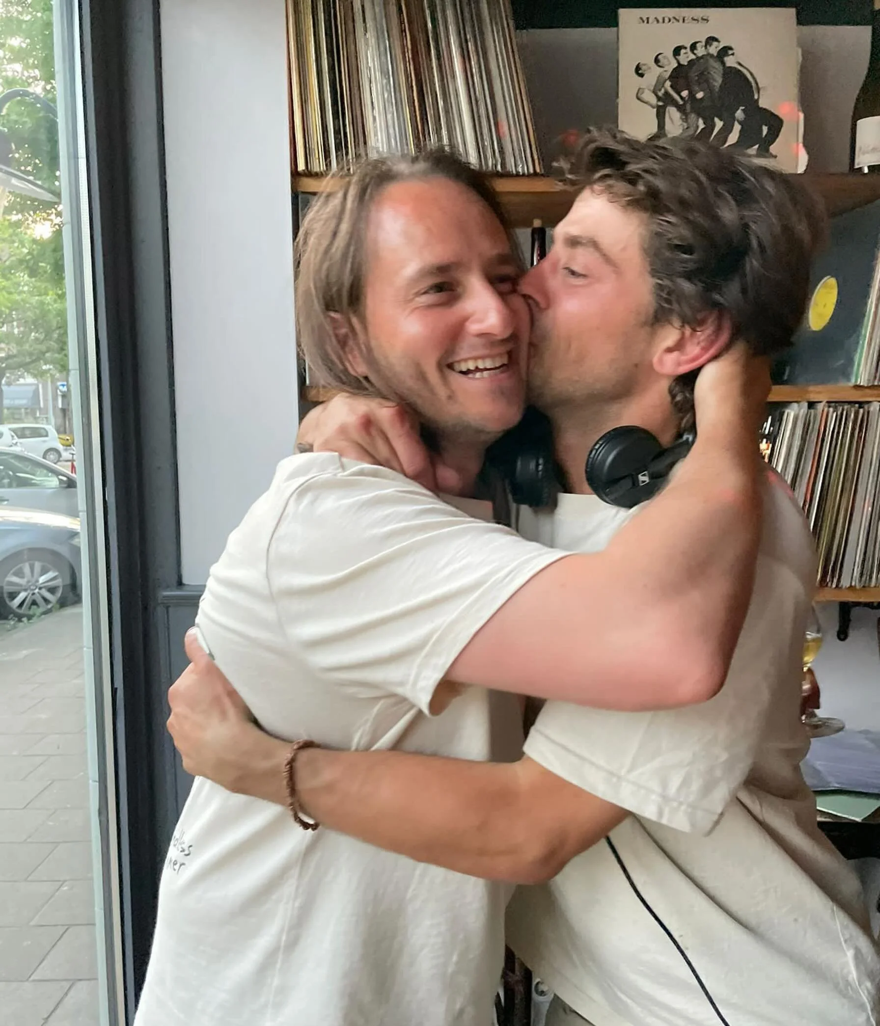 5 years of De Nada today! 🎈 What a ride, what a pleasure, what a joy! Feeling blessed and proud, massive thanks to all of you for making it happen! Celebrate with us from tomorrow onwards:
5 years around the sun, 5 nights of real good fun! 🌞🥂 #den