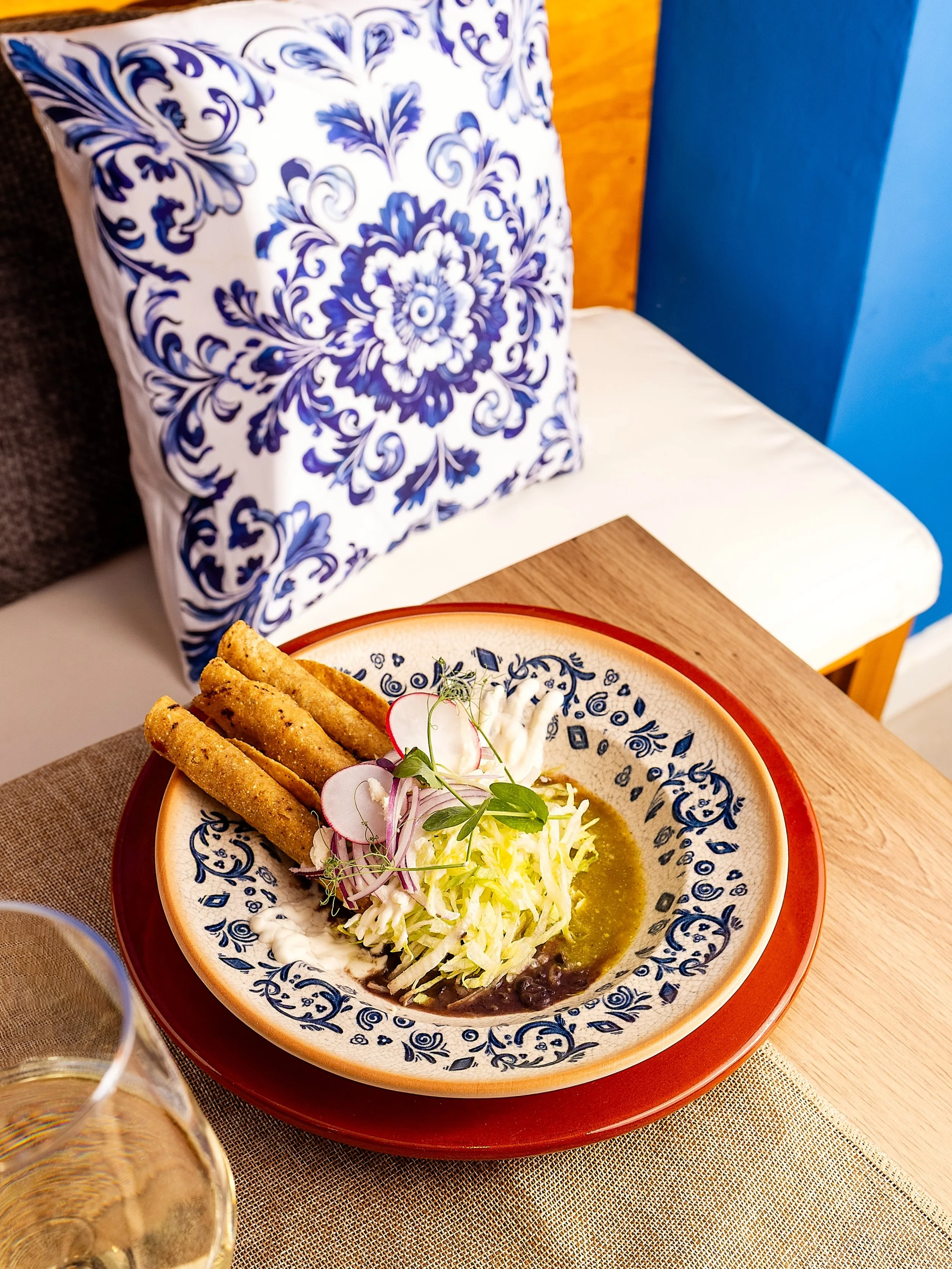 No todos los tacos son iguales 🌮👀

Est&aacute;n los tacos de tortilla suave, flexibles y listos para envolver todo el sabor&hellip;

Y luego est&aacute;n sus primos m&aacute;s crujientes y fiesteros: las flautas. 🎺✨

Se preparan enrollando la tort