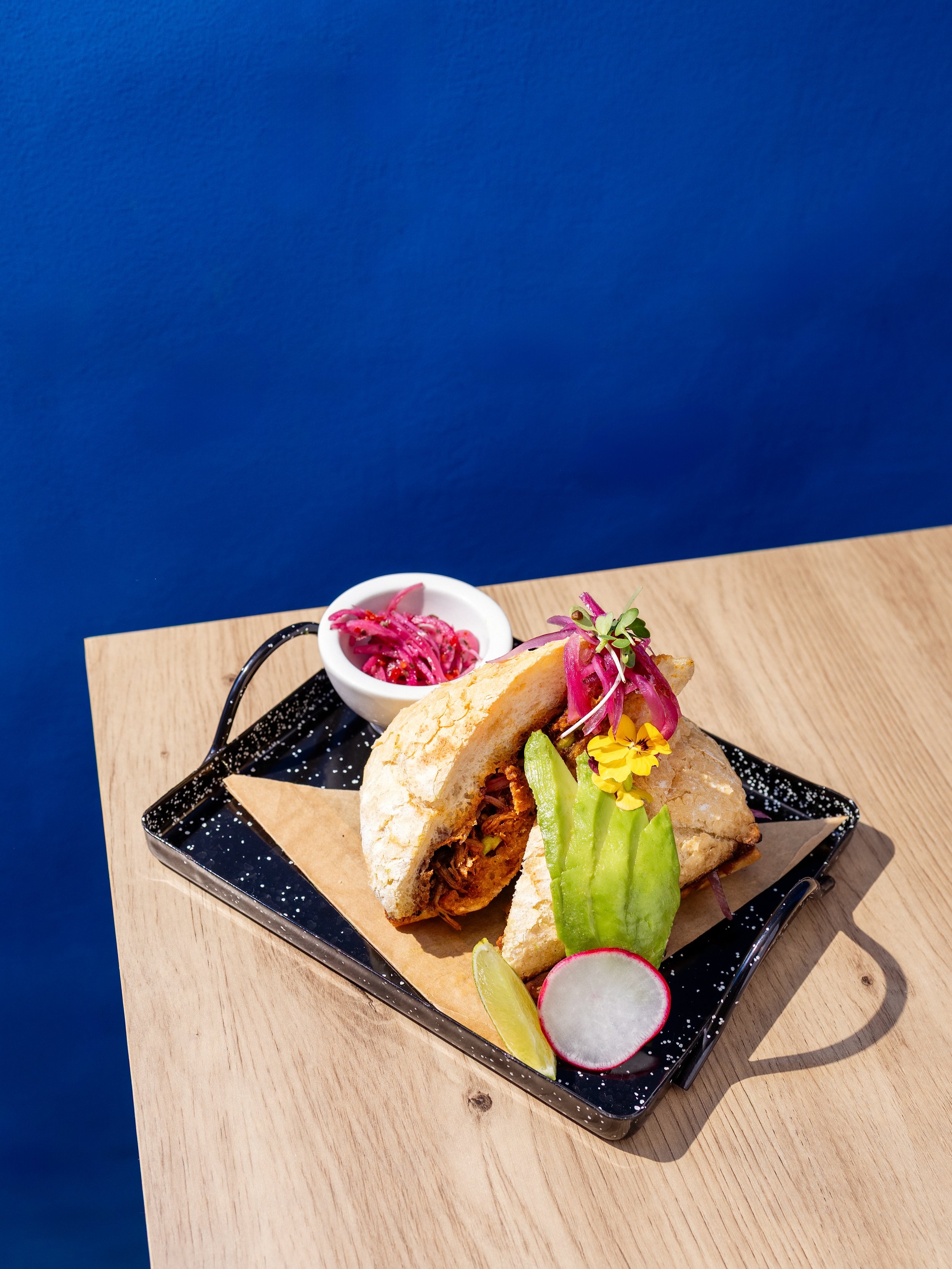 Almuerzo a la mexicana. 🌽🥖

Hay algo que M&eacute;xico y Valencia tienen muy claro:
si un guiso est&aacute; bueno&hellip; tambi&eacute;n merece ir dentro de un buen bocadillo; o como le decimos en M&eacute;xico, una buena torta.

Por eso nacieron n