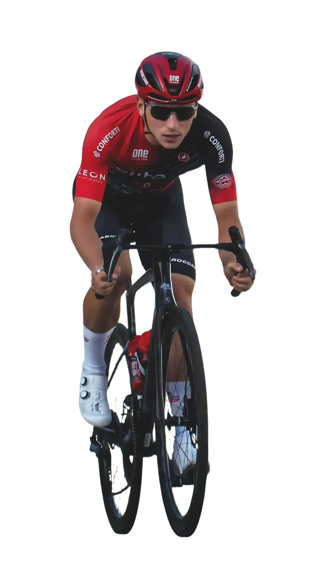 Cycliste en position inclinée, portant un casque rouge, lunettes de soleil noires, maillot rouge et noir, pédalant sur un vélo de course noir, fond blanc.